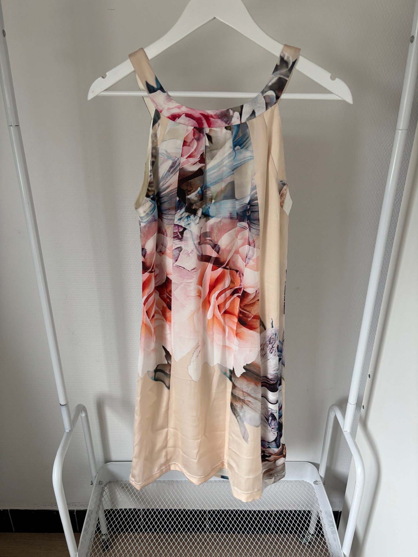 Crèmekleurige jurk met bloemen