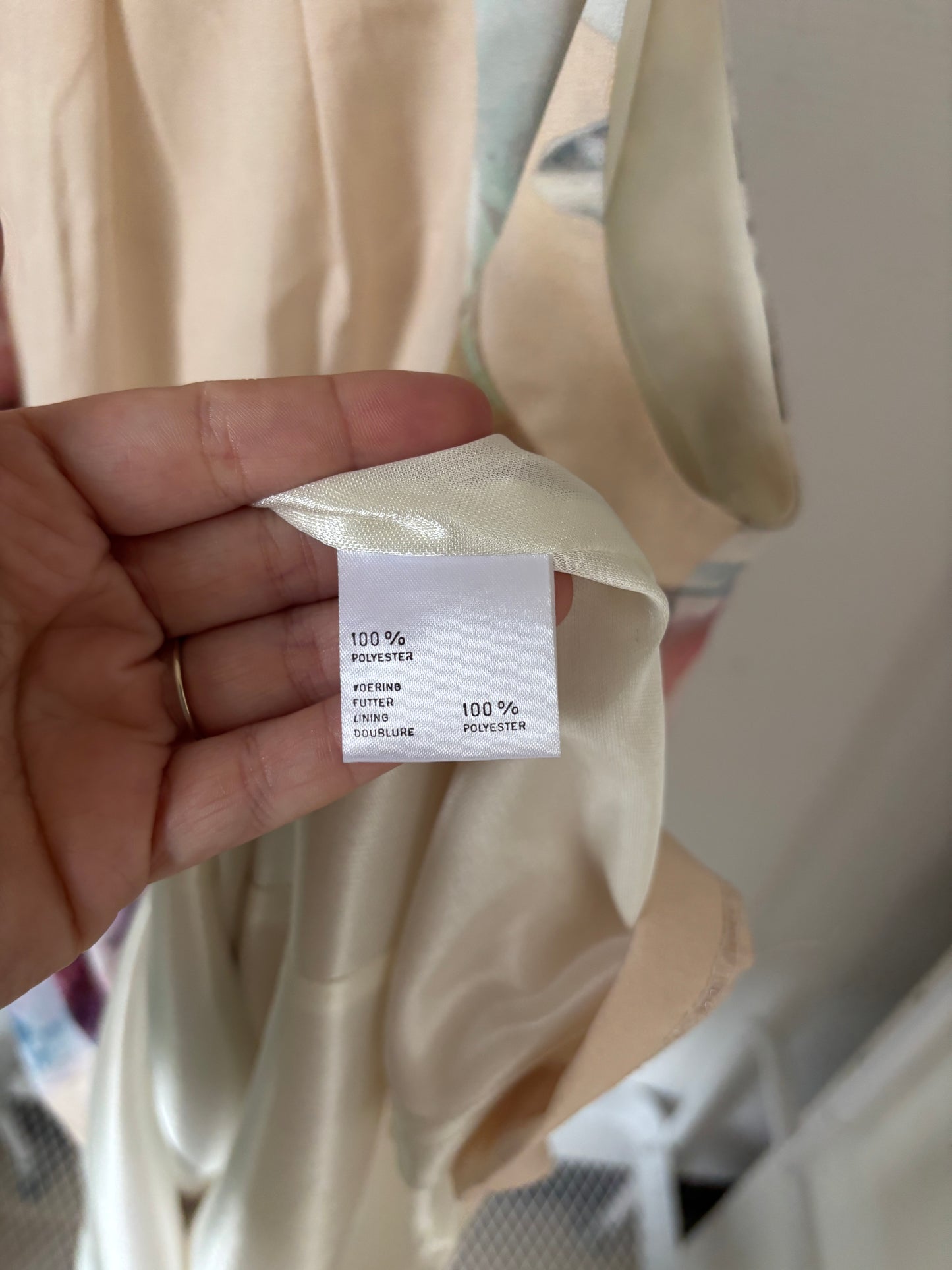 Crèmekleurige jurk met bloemen