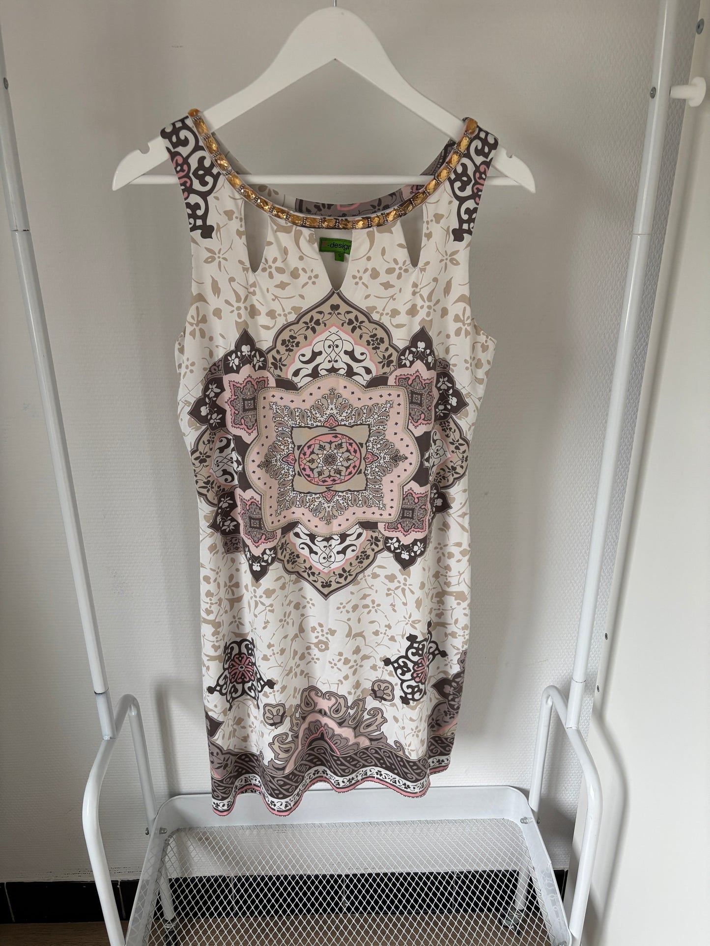 Witte jurk met leuke accentjes