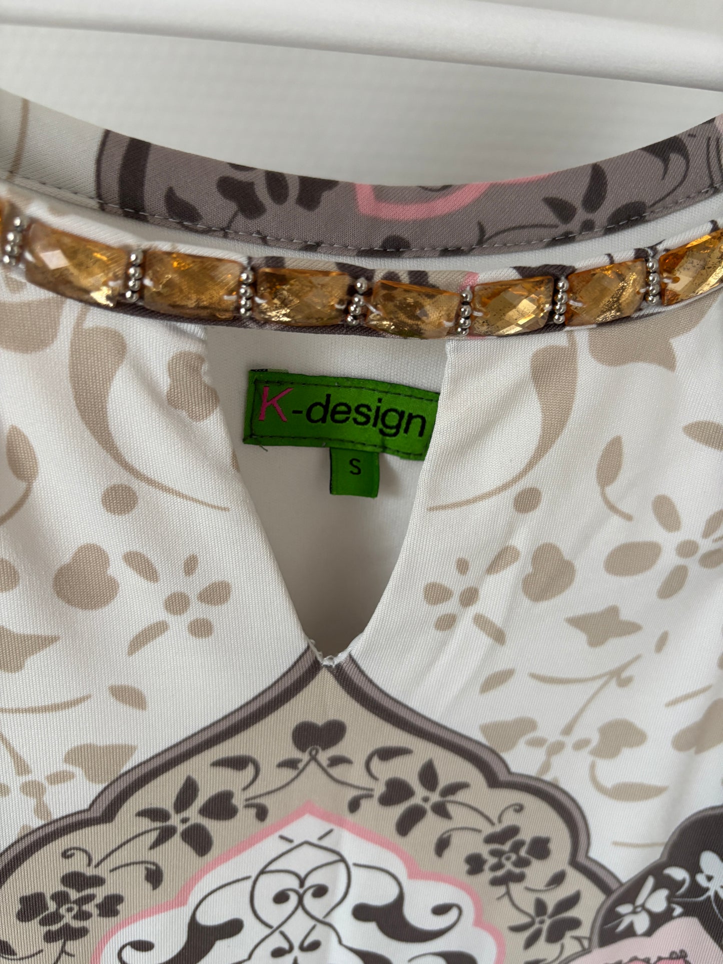 Witte jurk met leuke accentjes