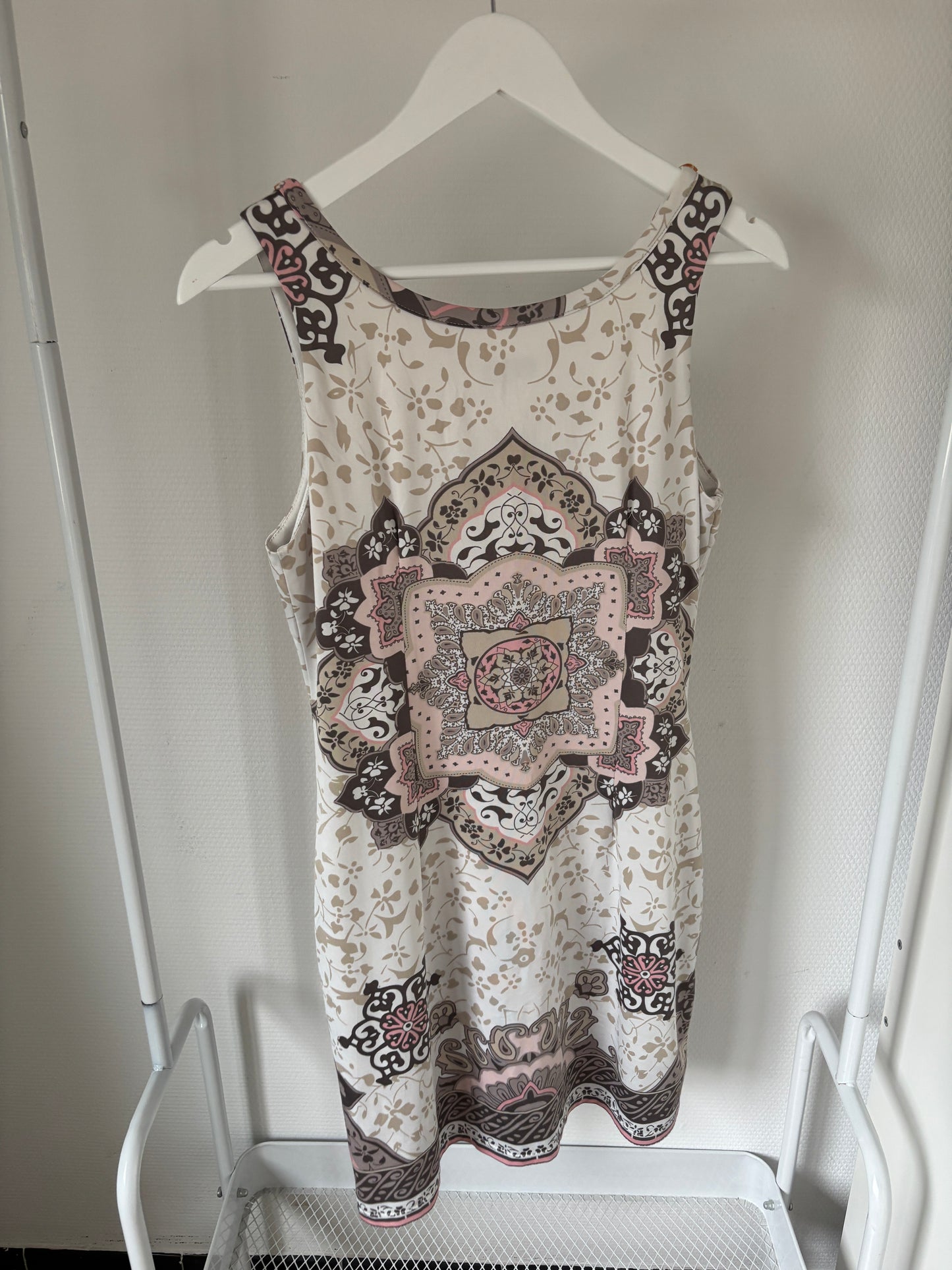 Witte jurk met leuke accentjes