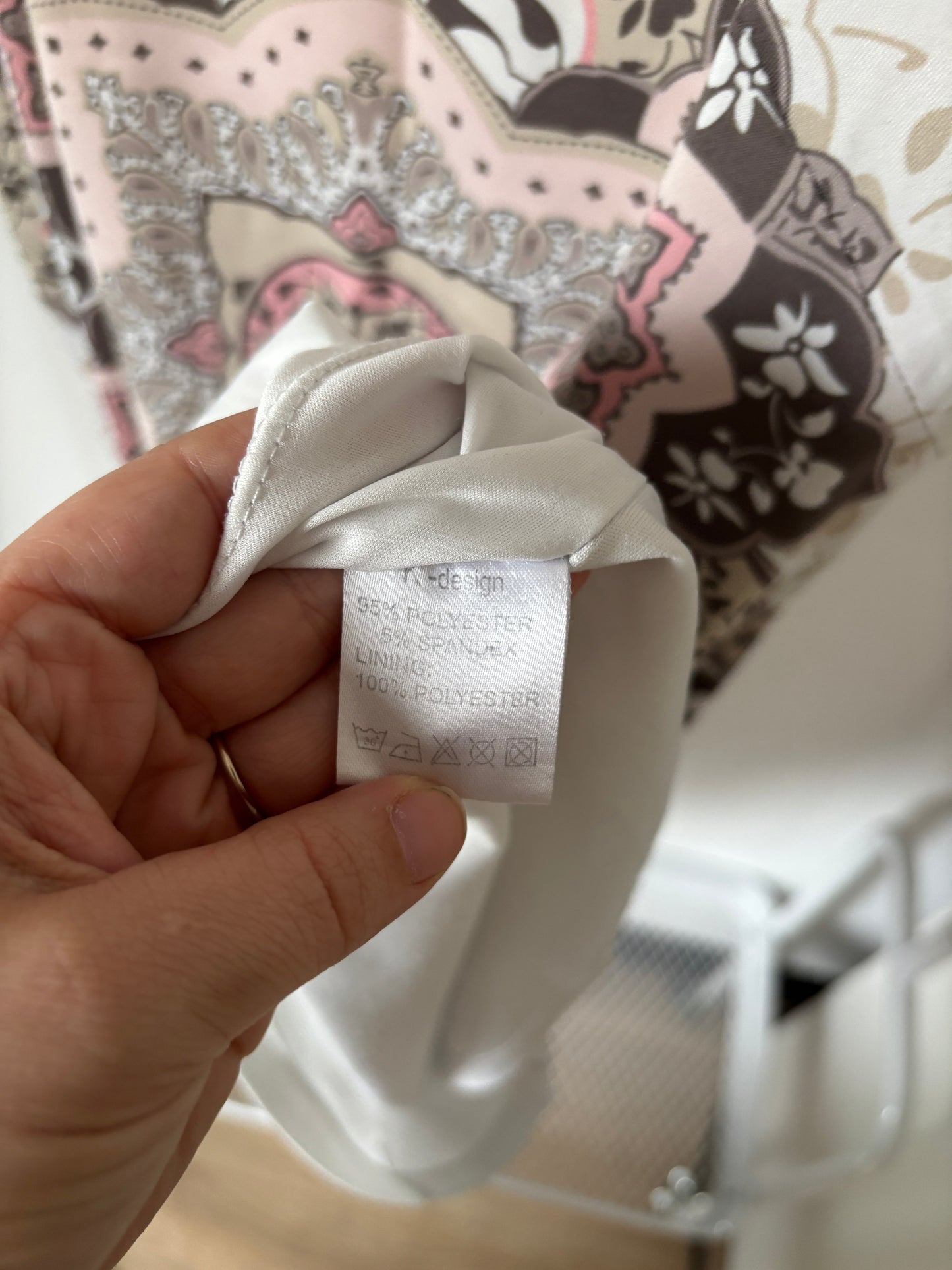 Witte jurk met leuke accentjes