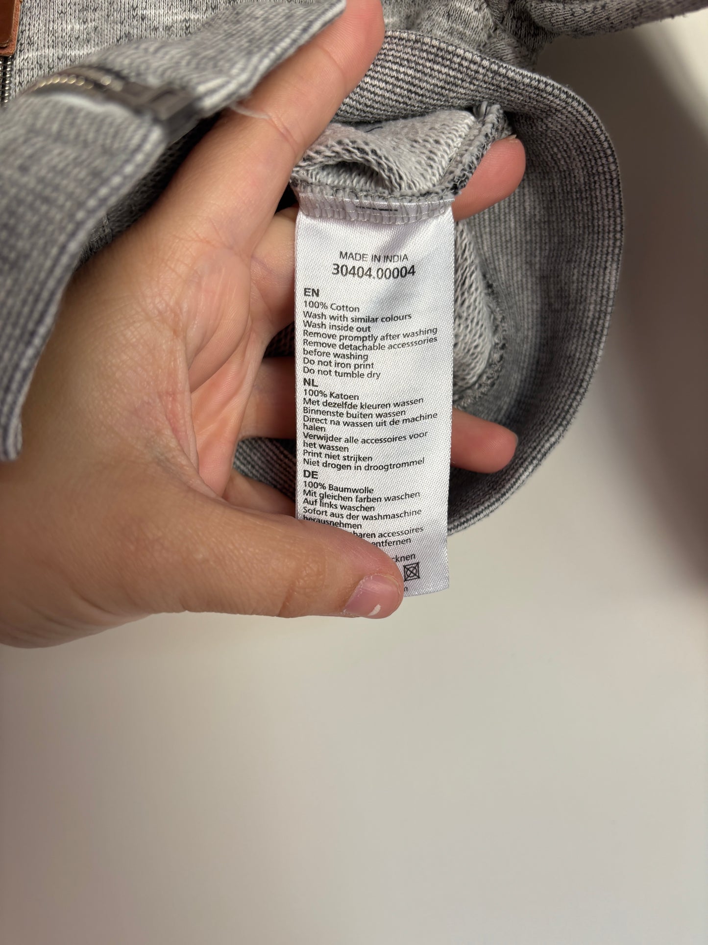 Grijze vest met capuchon