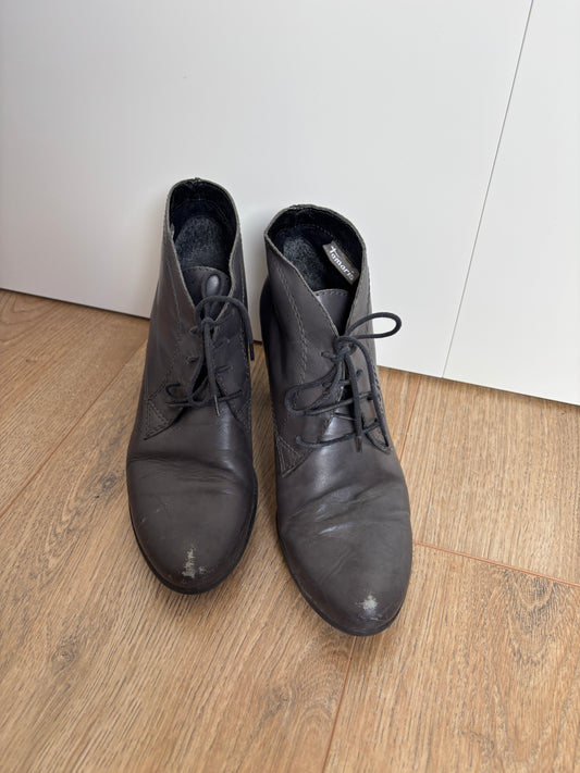 Donkergrijze enkellaarsjes met hak