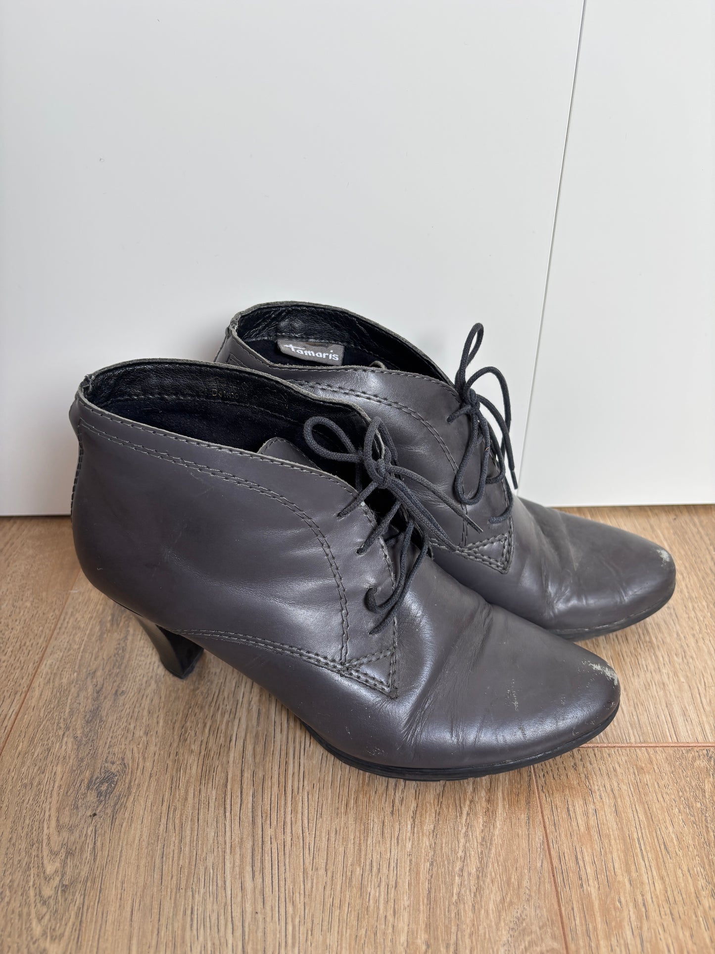 Donkergrijze enkellaarsjes met hak