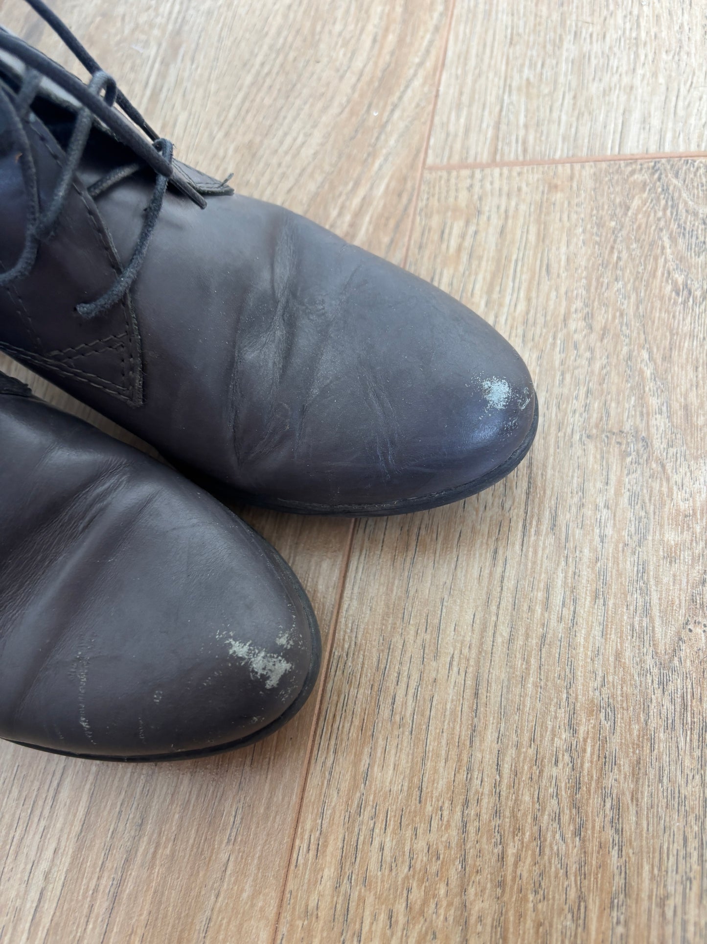 Donkergrijze enkellaarsjes met hak