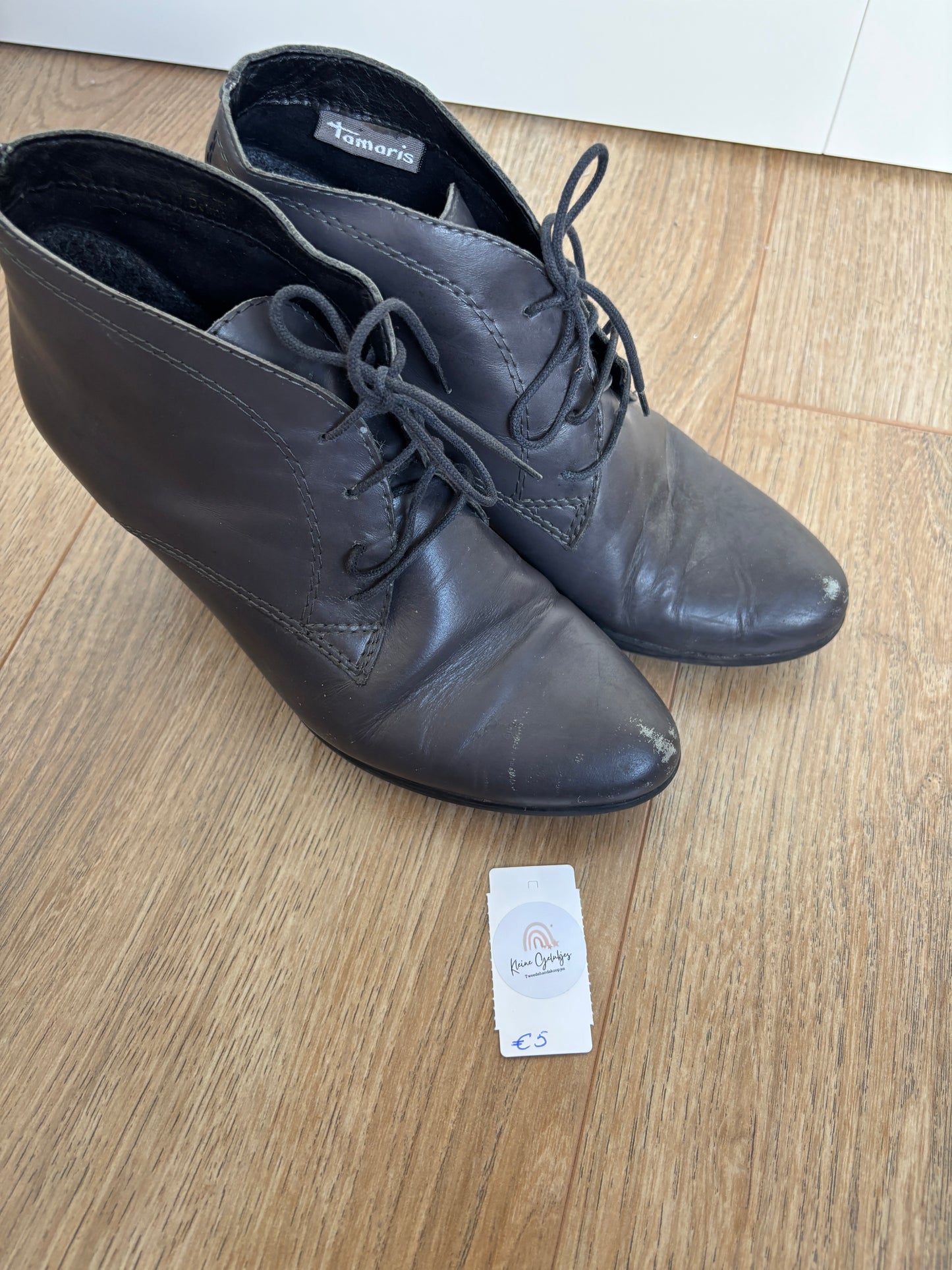 Donkergrijze enkellaarsjes met hak