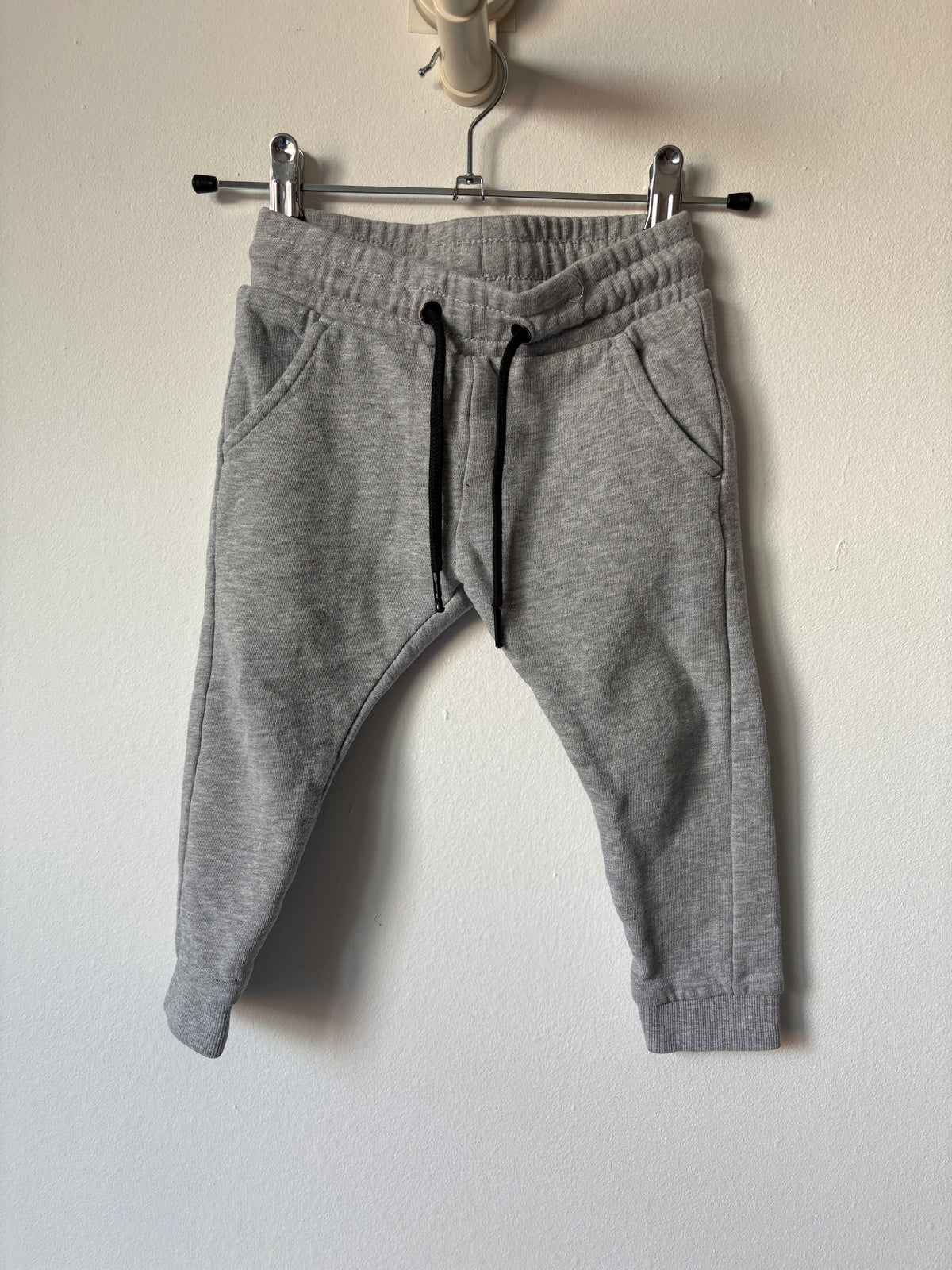 Lichtgrijze joggingbroek | Hema | 86/92