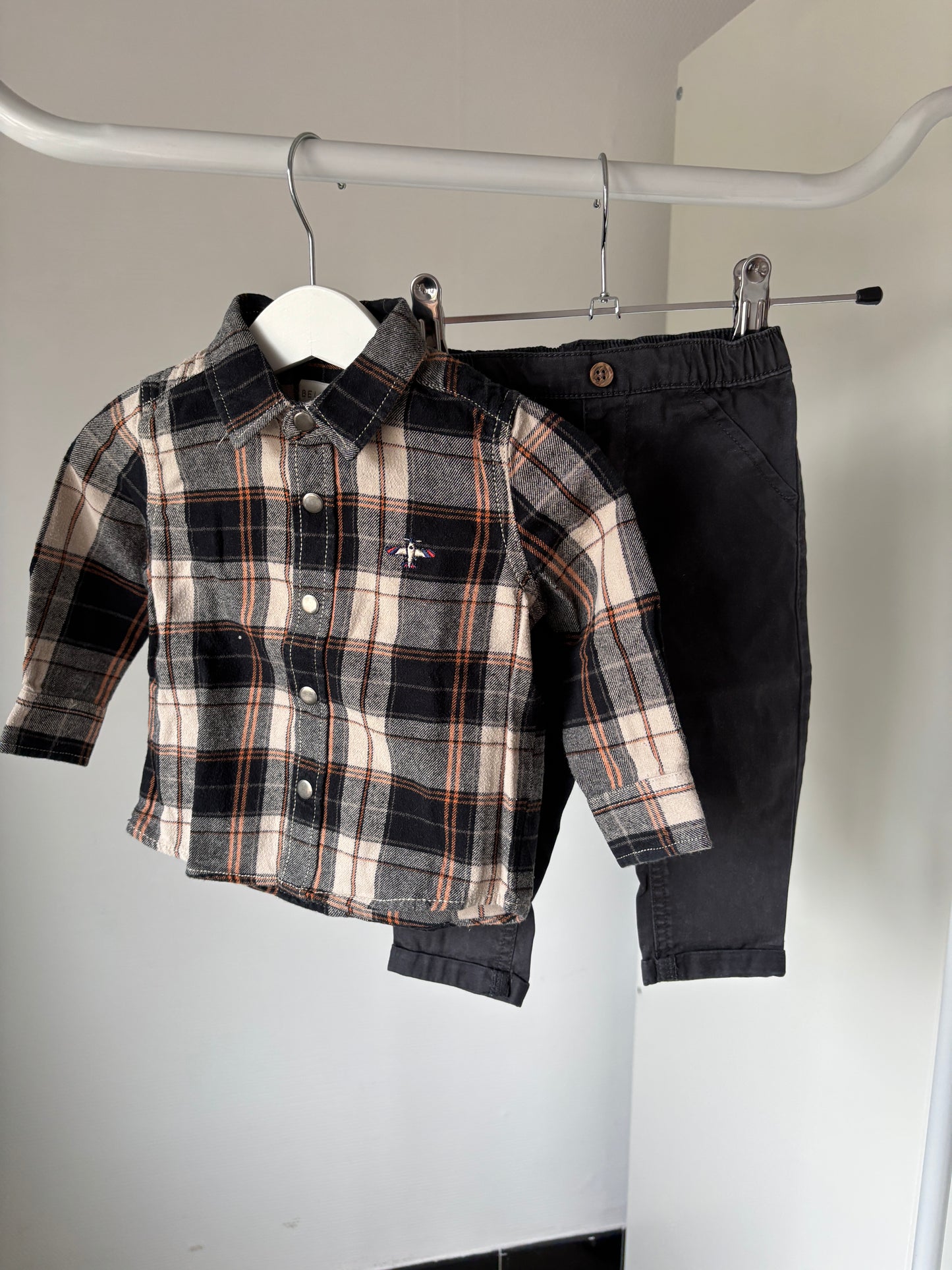 Setje: geruite hemdje en donkergrijze jeansbroek