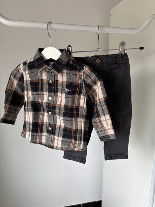 Setje: geruite hemdje en donkergrijze jeansbroek