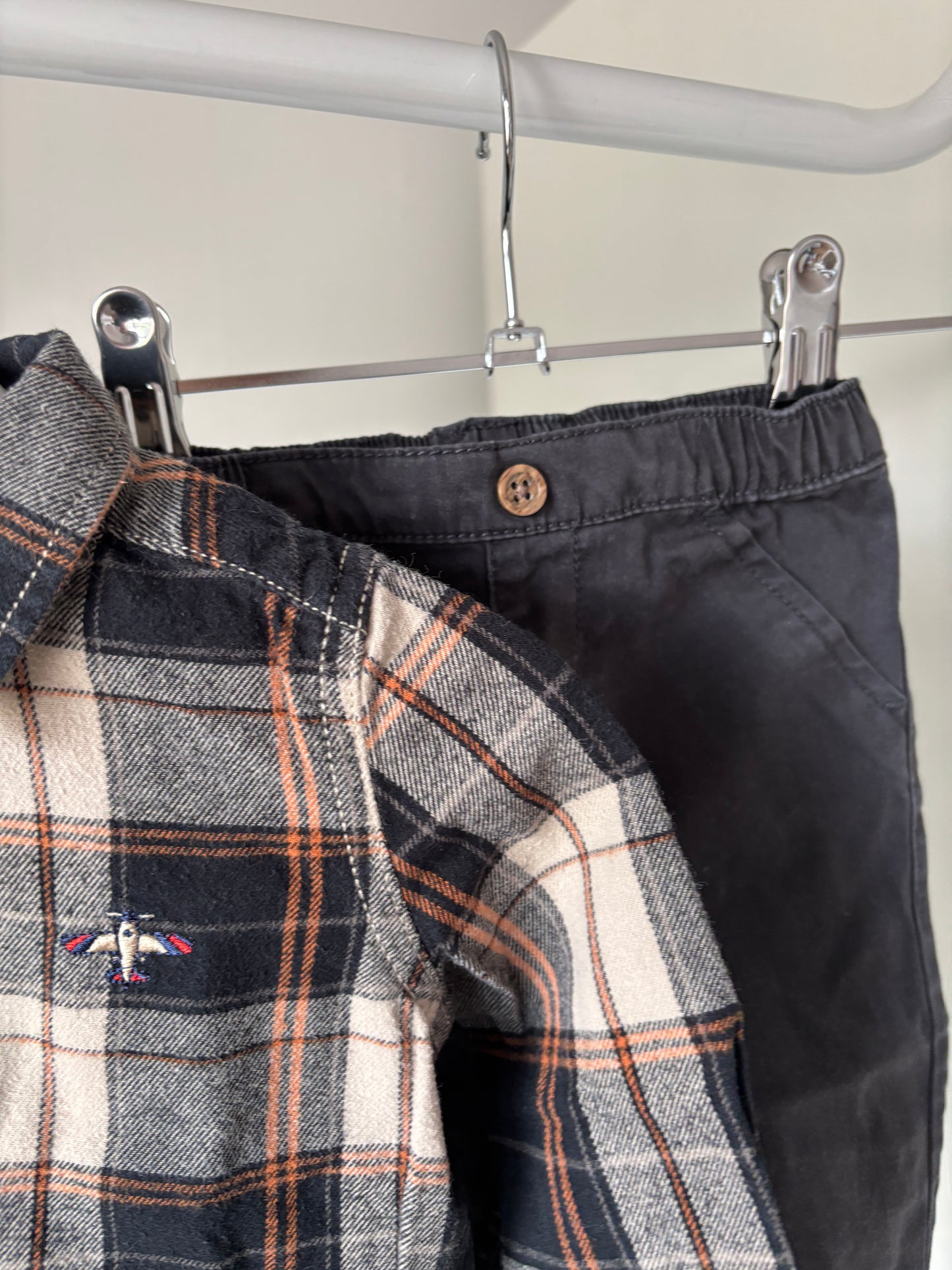 Setje: geruite hemdje en donkergrijze jeansbroek