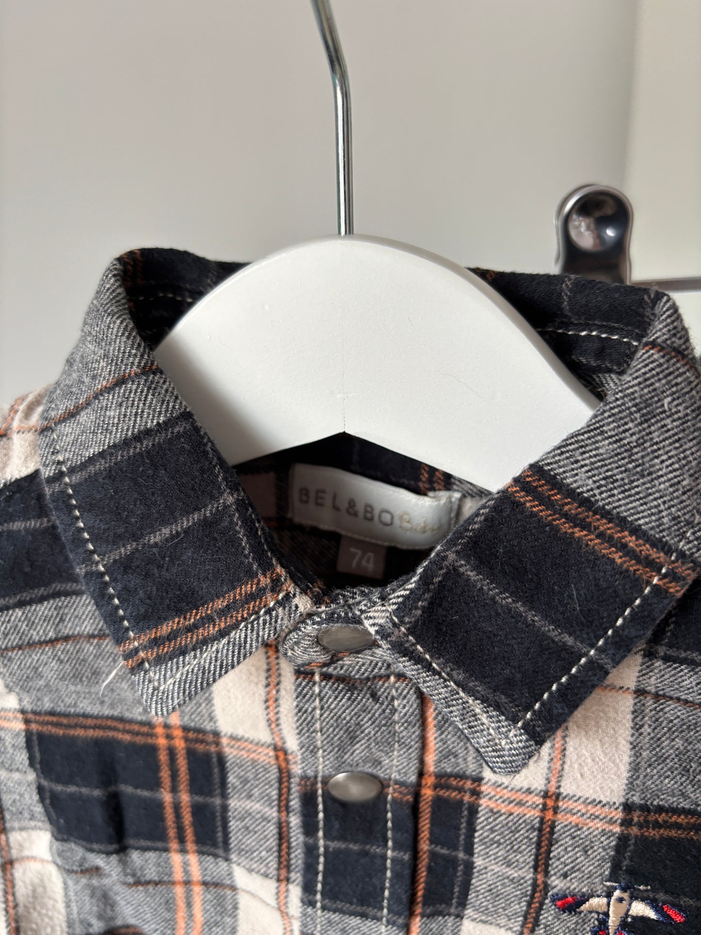 Setje: geruite hemdje en donkergrijze jeansbroek