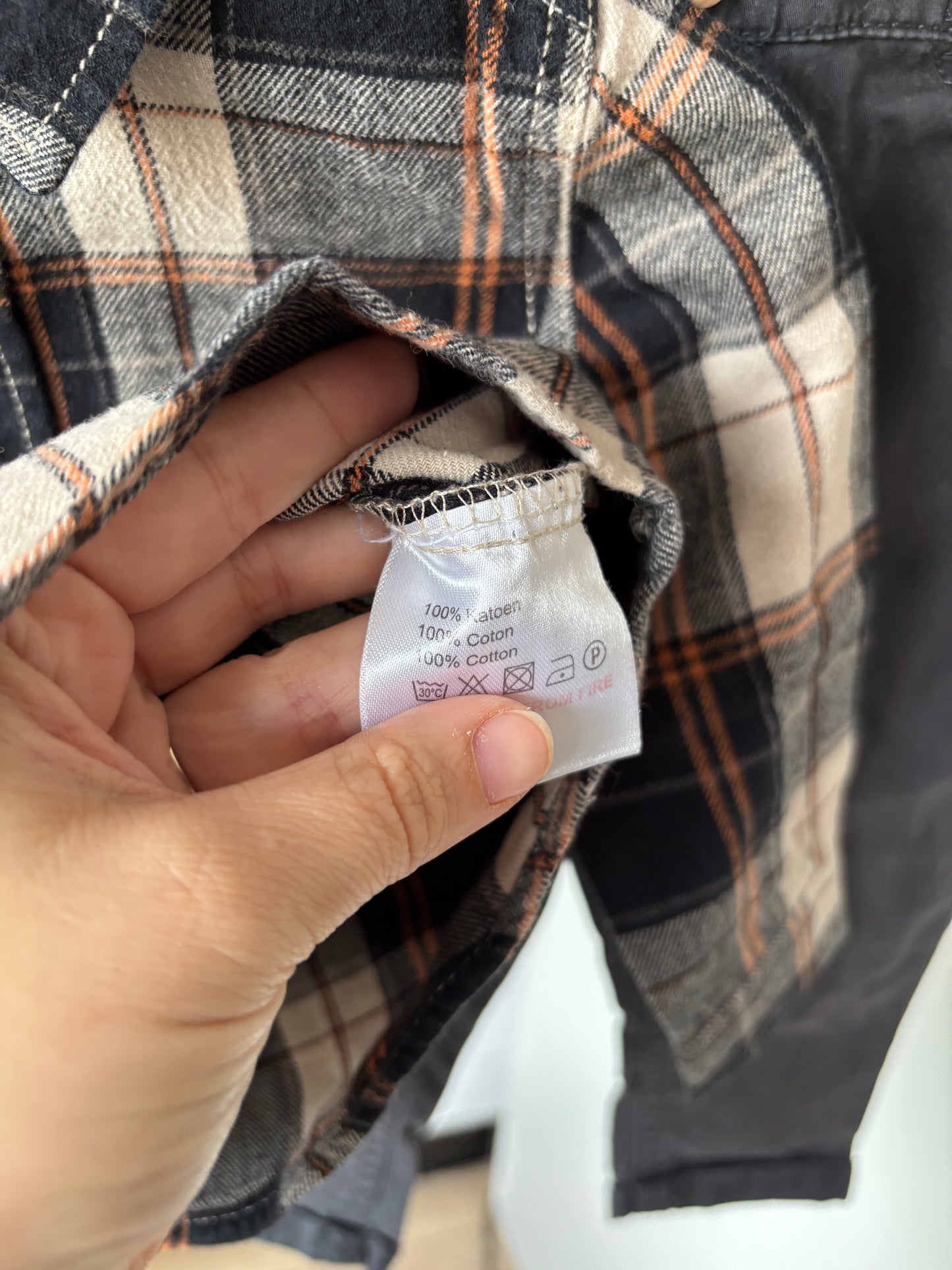 Setje: geruite hemdje en donkergrijze jeansbroek