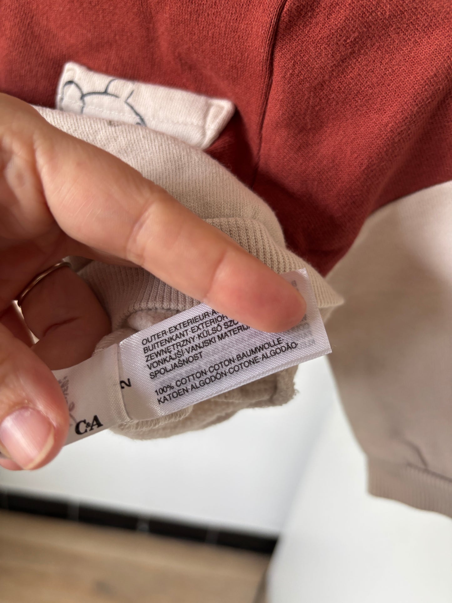 Beige-rode sweater Winnie The Pooh