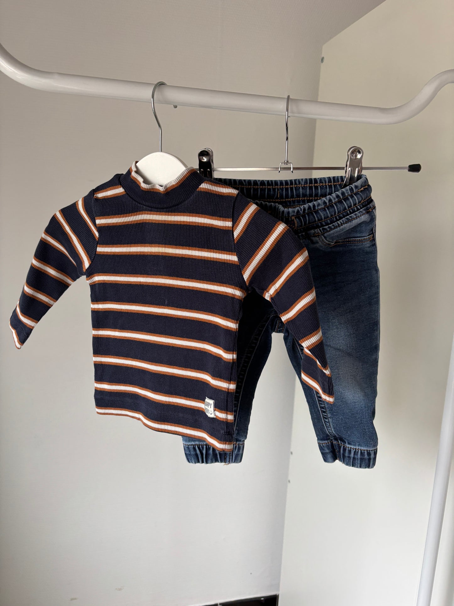 Setje: marineblauwe gestreepte longslevee en jeansbroek