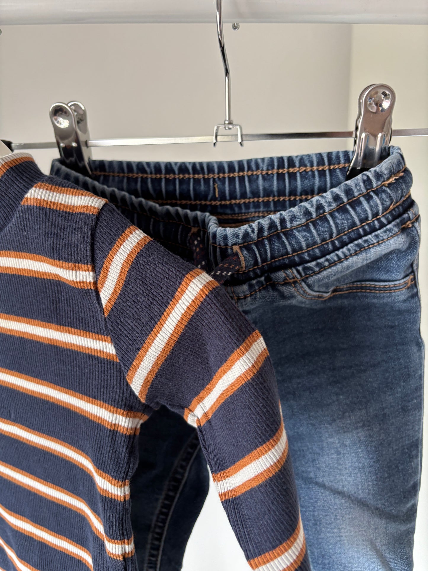 Setje: marineblauwe gestreepte longslevee en jeansbroek