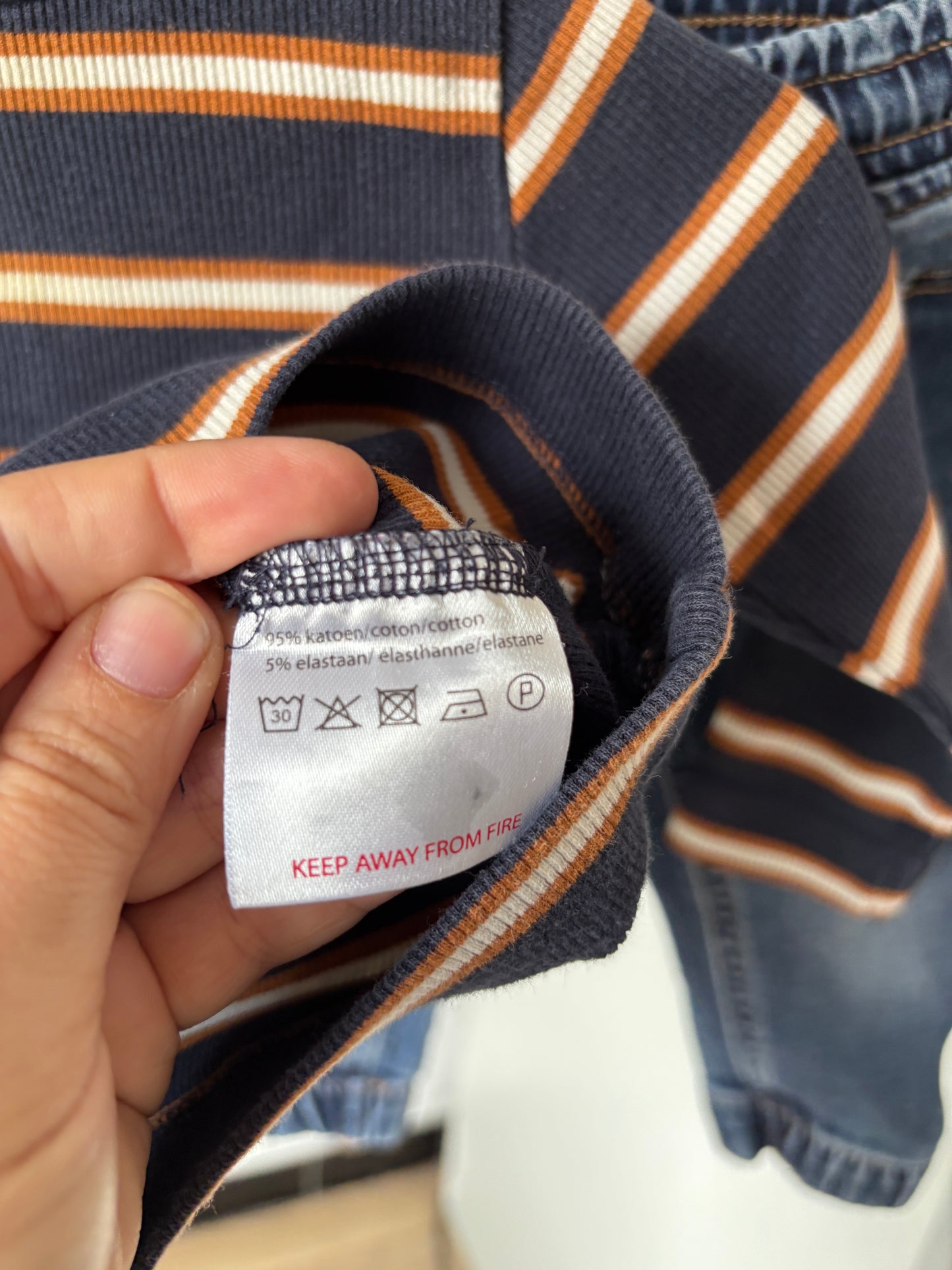 Setje: marineblauwe gestreepte longslevee en jeansbroek