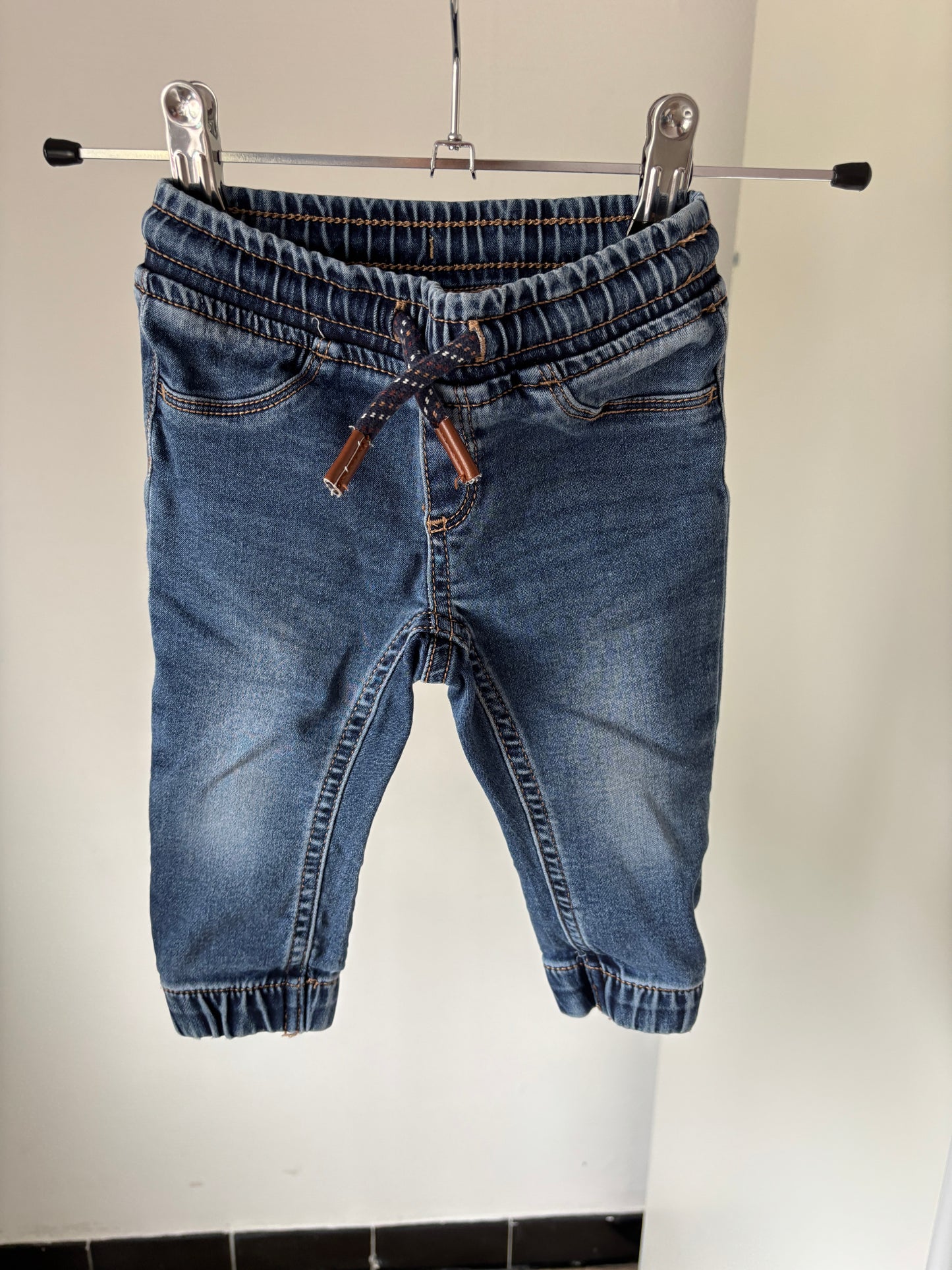 Setje: marineblauwe gestreepte longslevee en jeansbroek