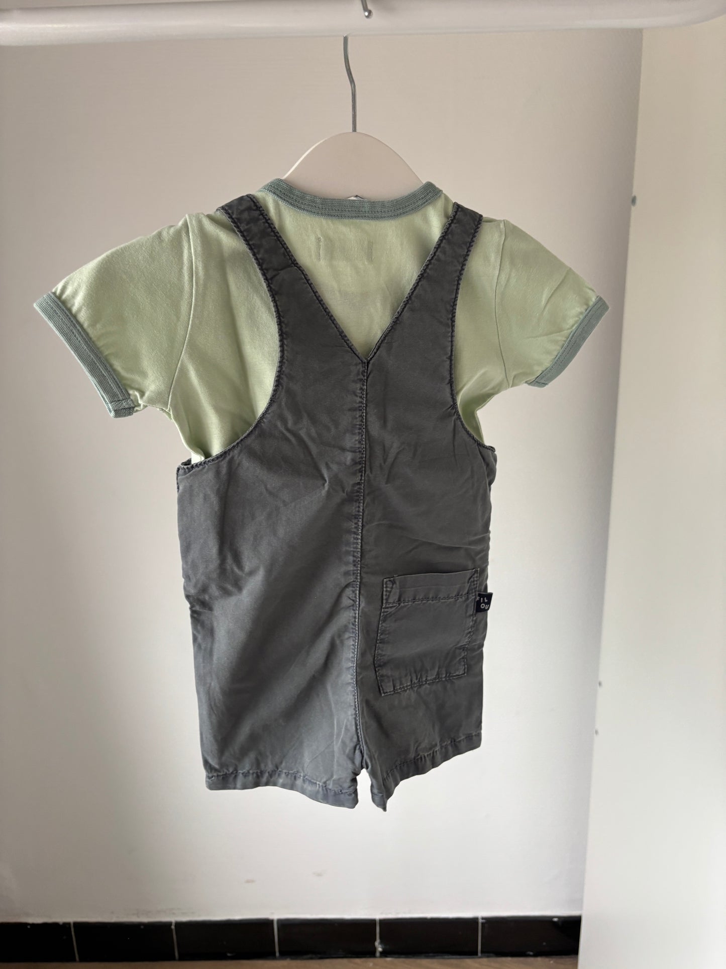 Setje: muntgroene T-shirt en donkergrijs tuinbroekje