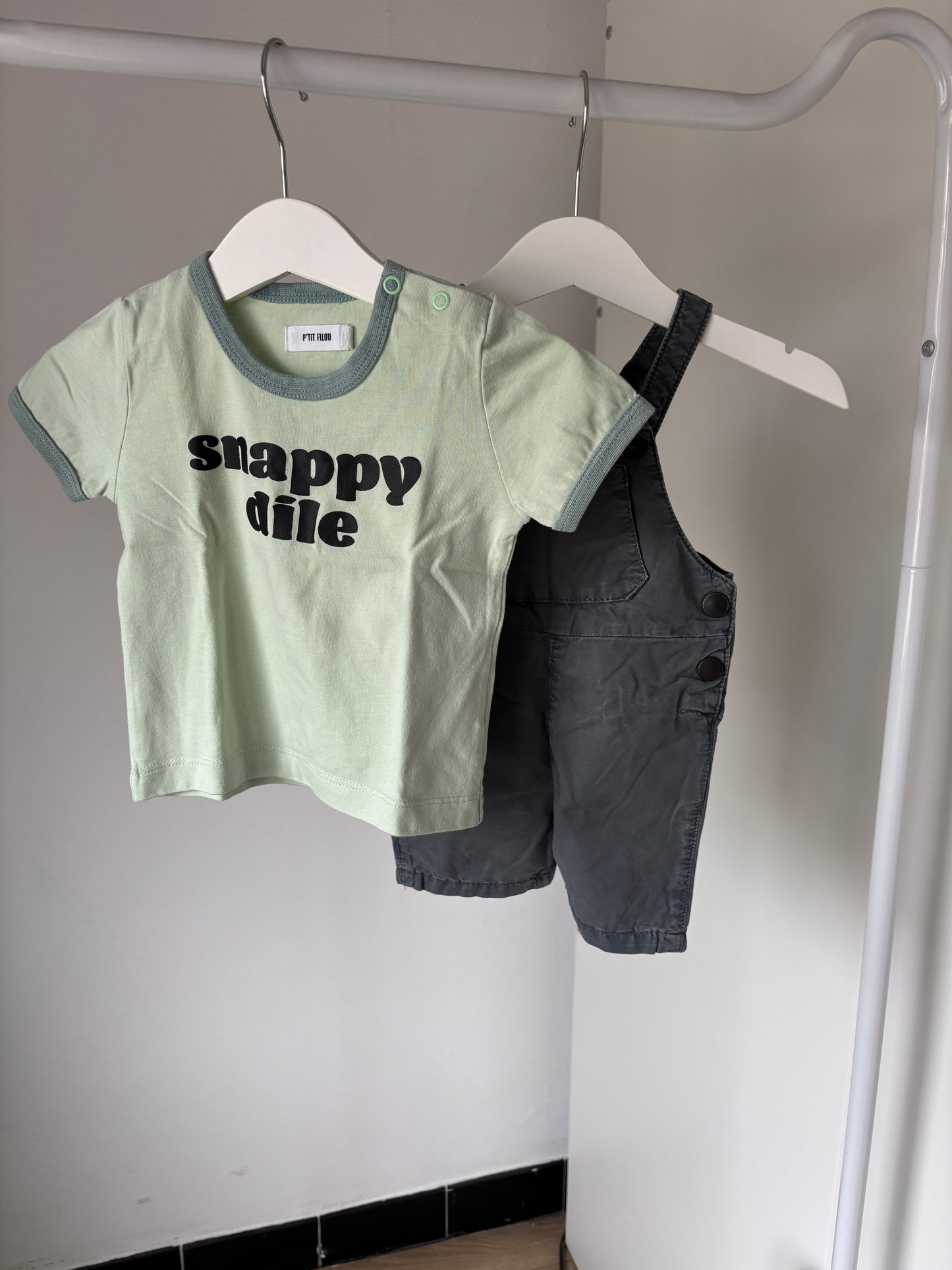 Setje: muntgroene T-shirt en donkergrijs tuinbroekje