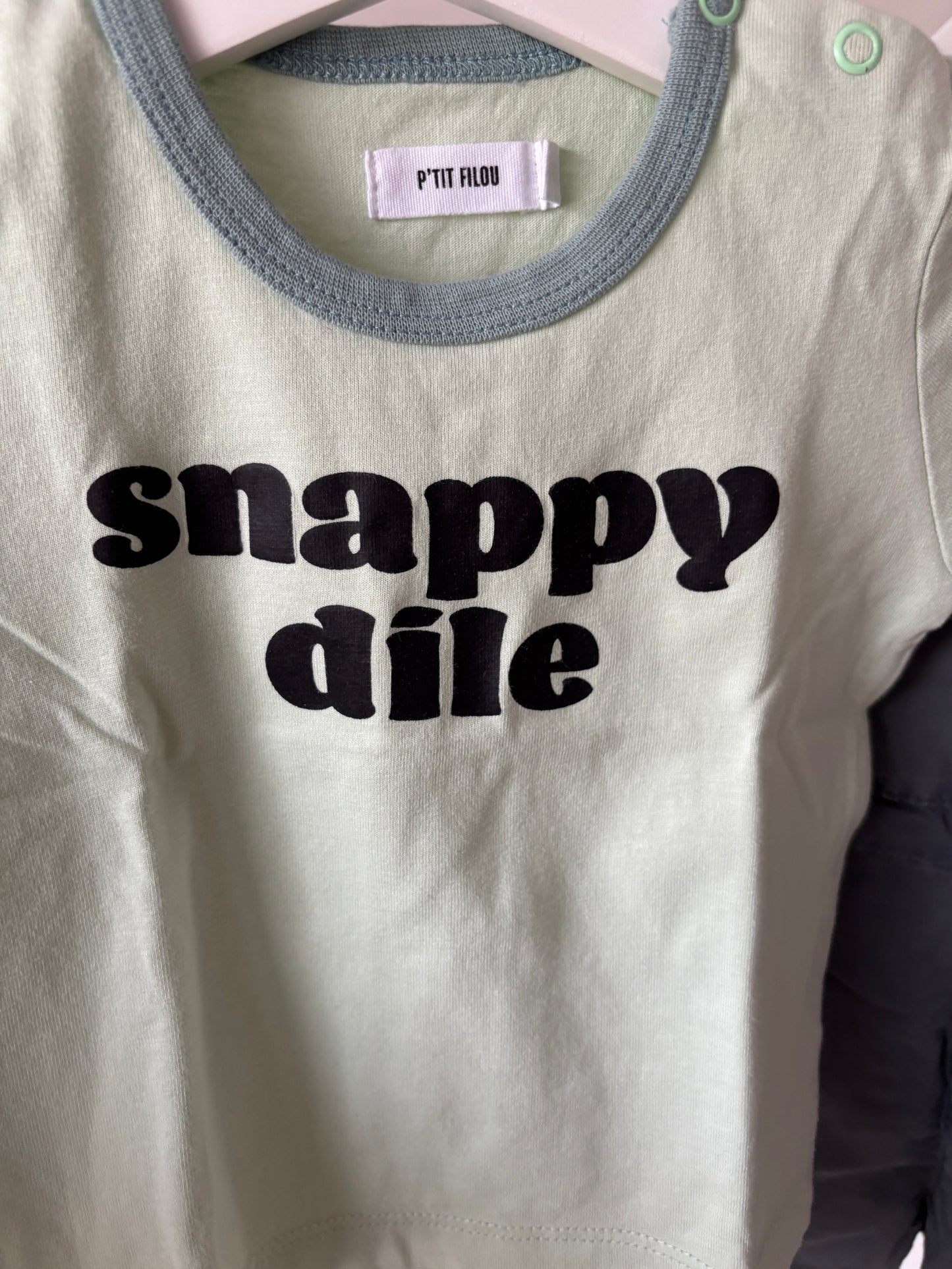 Setje: muntgroene T-shirt en donkergrijs tuinbroekje