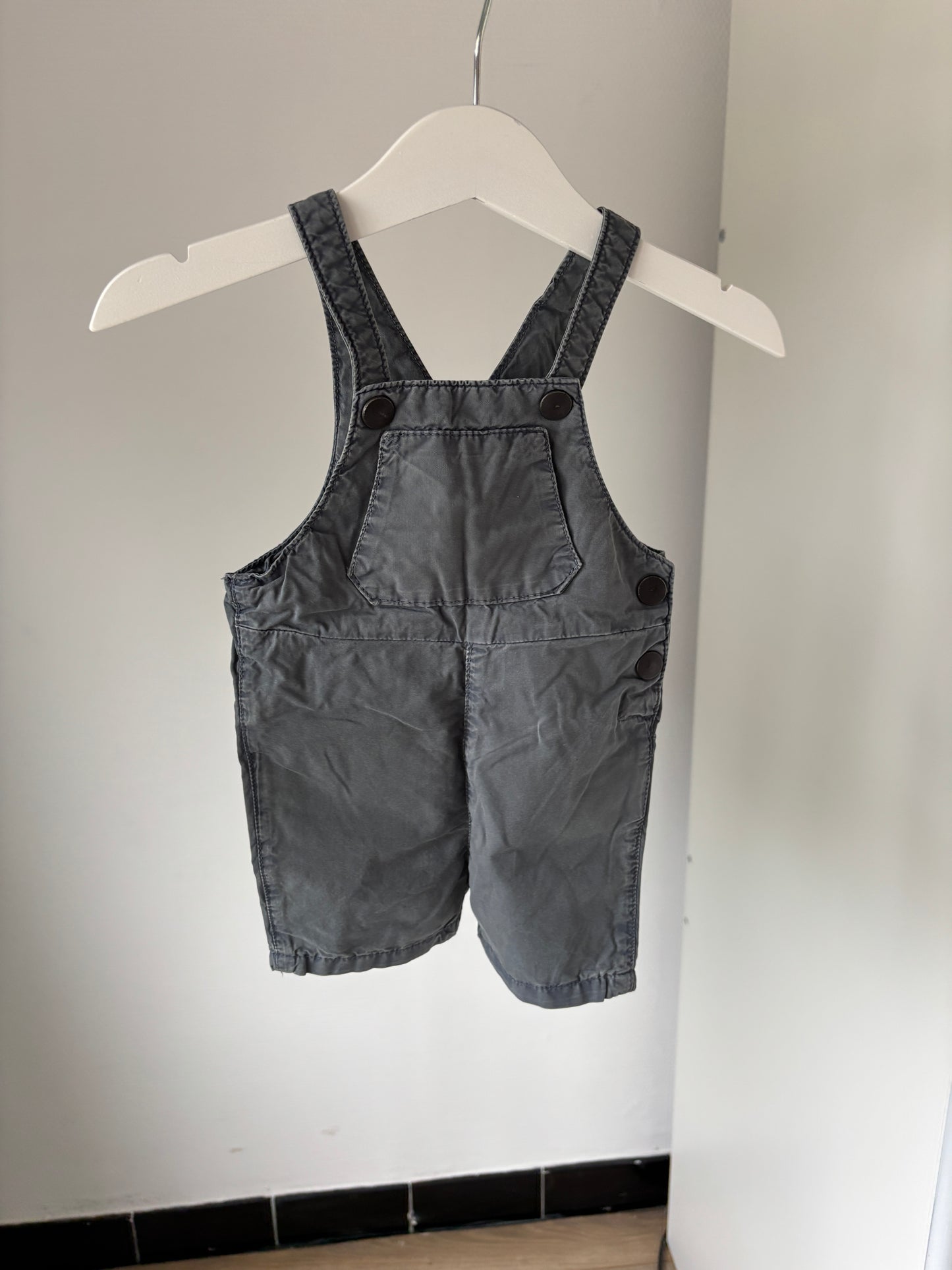 Setje: muntgroene T-shirt en donkergrijs tuinbroekje