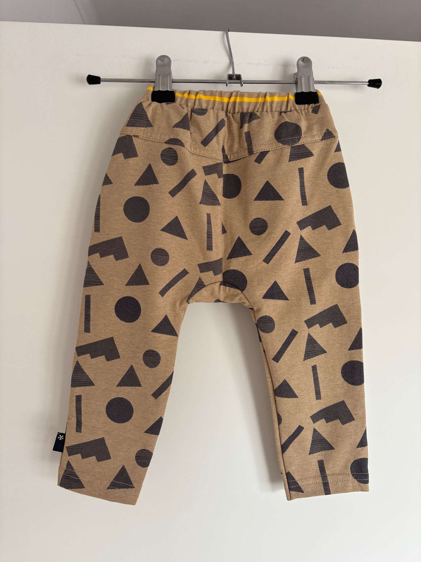 Beige broek met figuurtjes