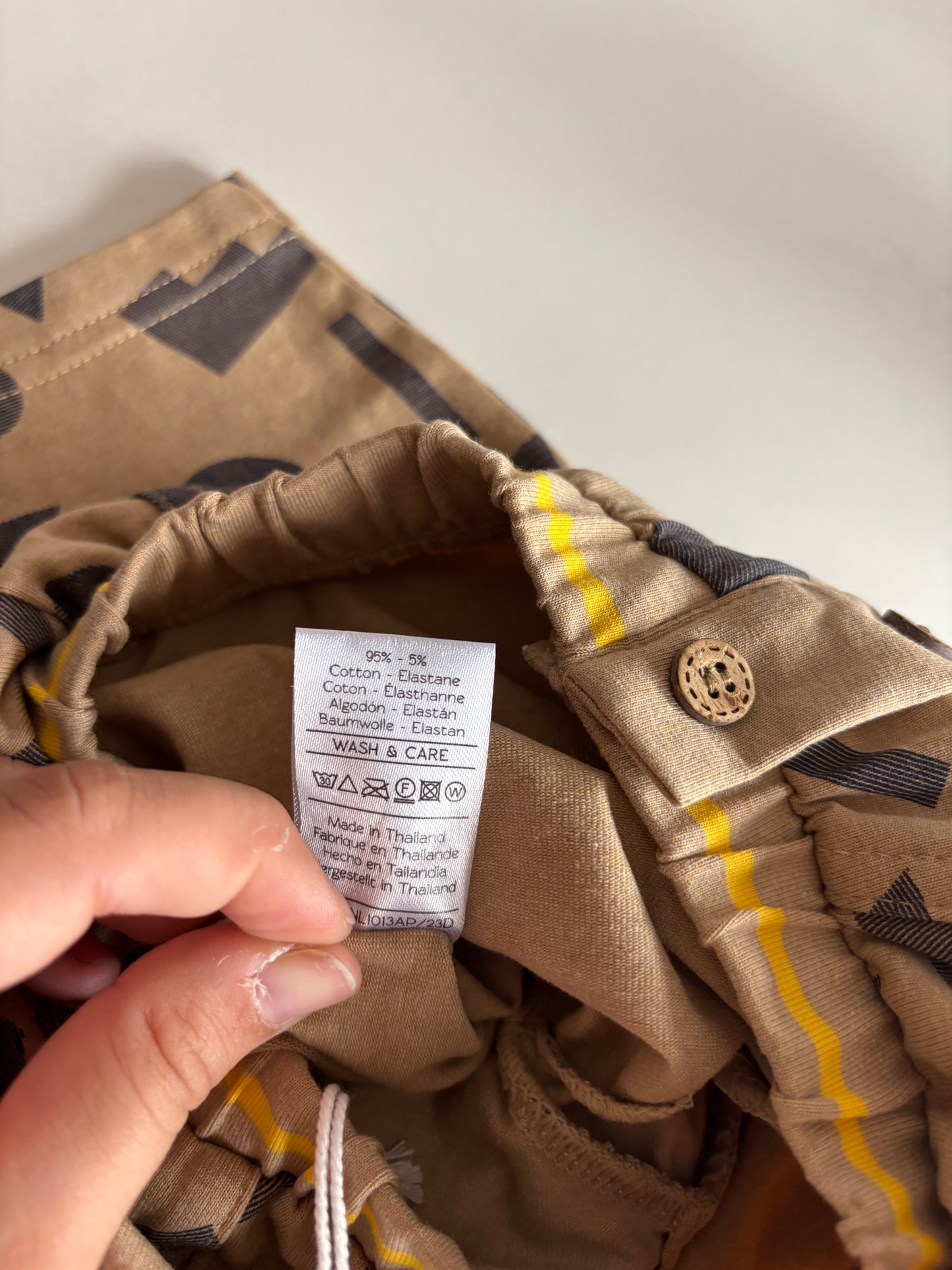 Beige broek met figuurtjes