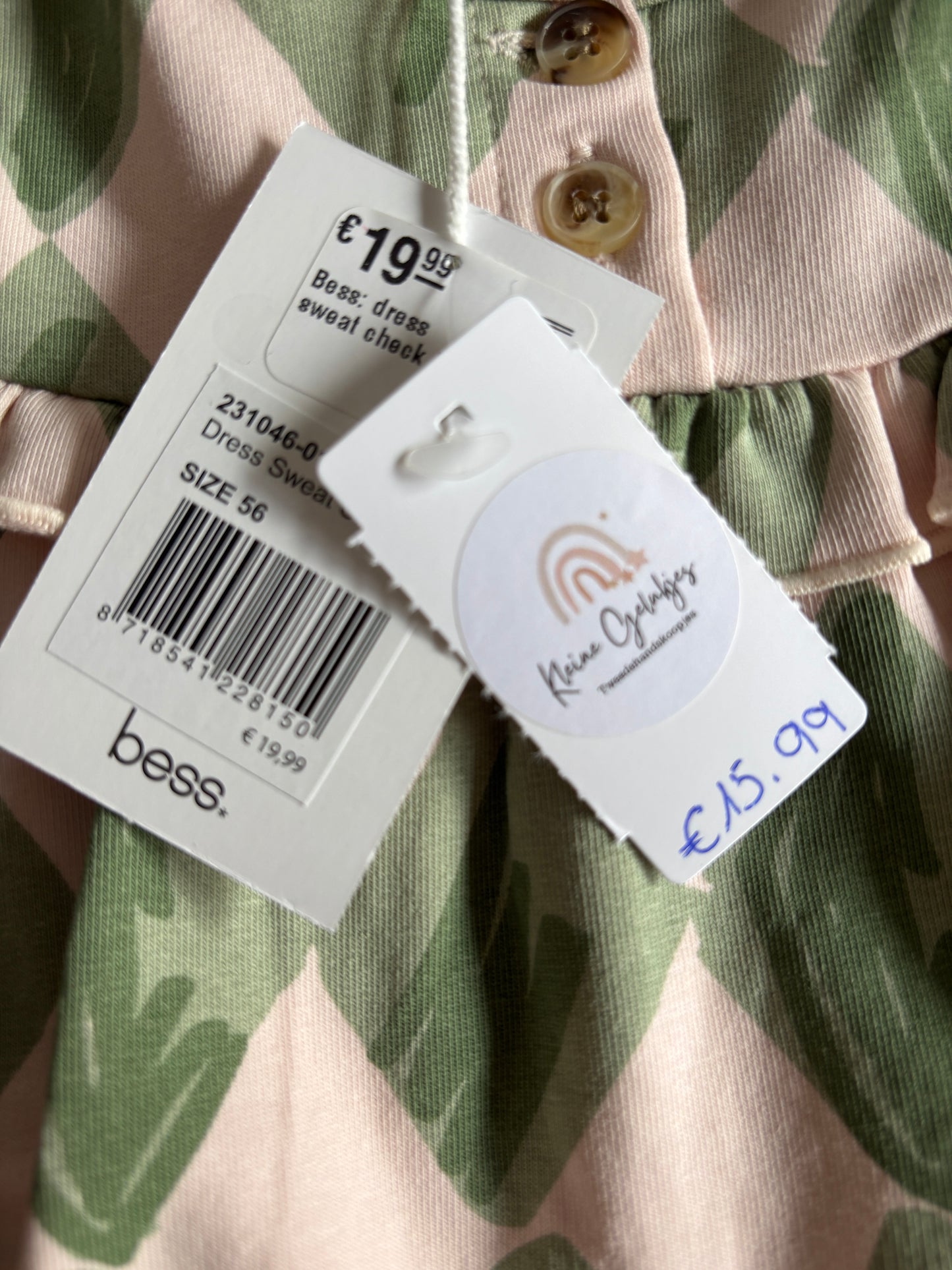 Lichtroze jurkje met groene ruitjes