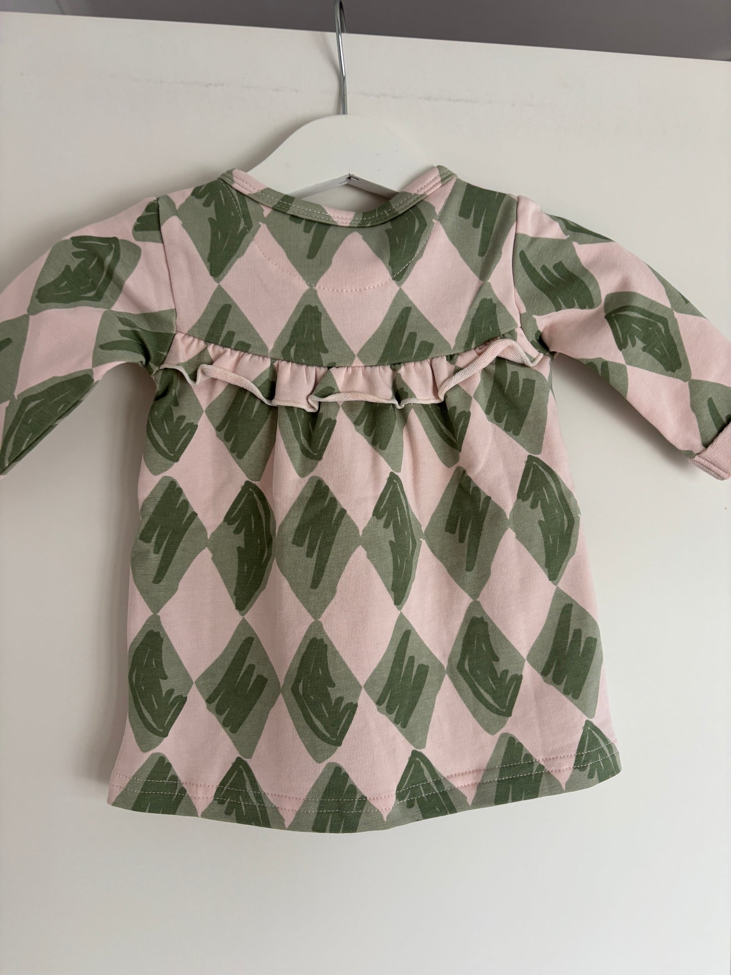 Lichtroze jurkje met groene ruitjes