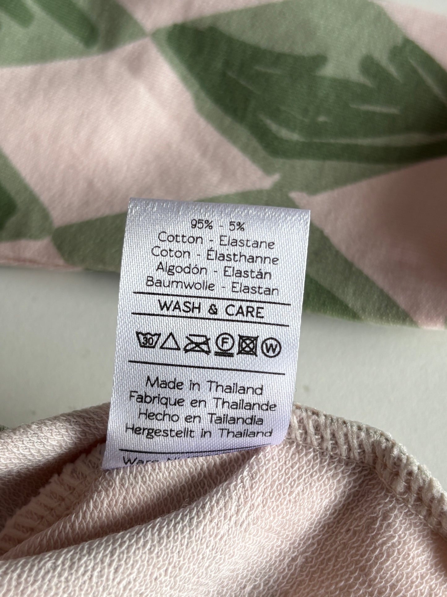 Lichtroze jurkje met groene ruitjes