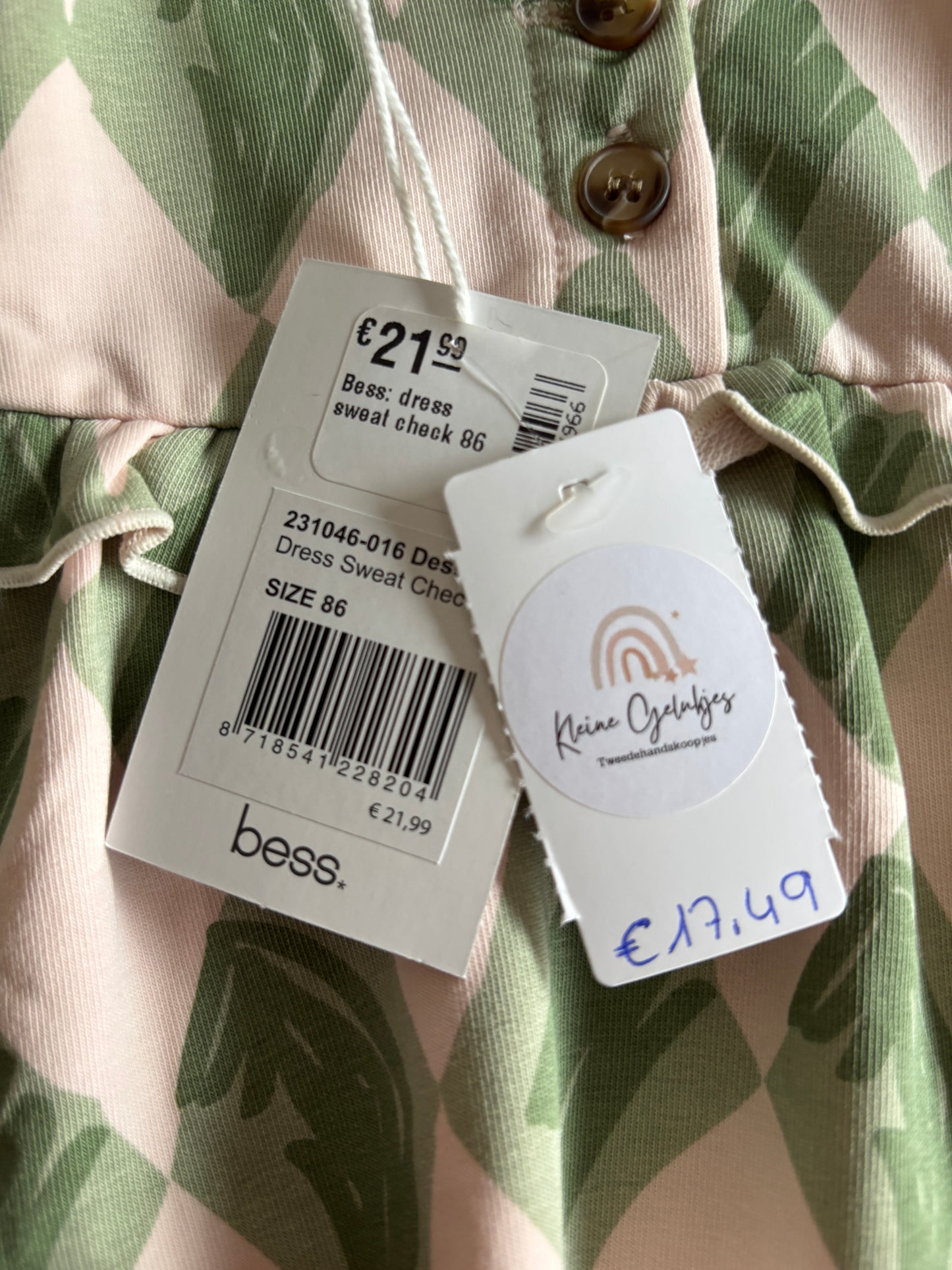 Lichtroze jurkje met groene ruitjes