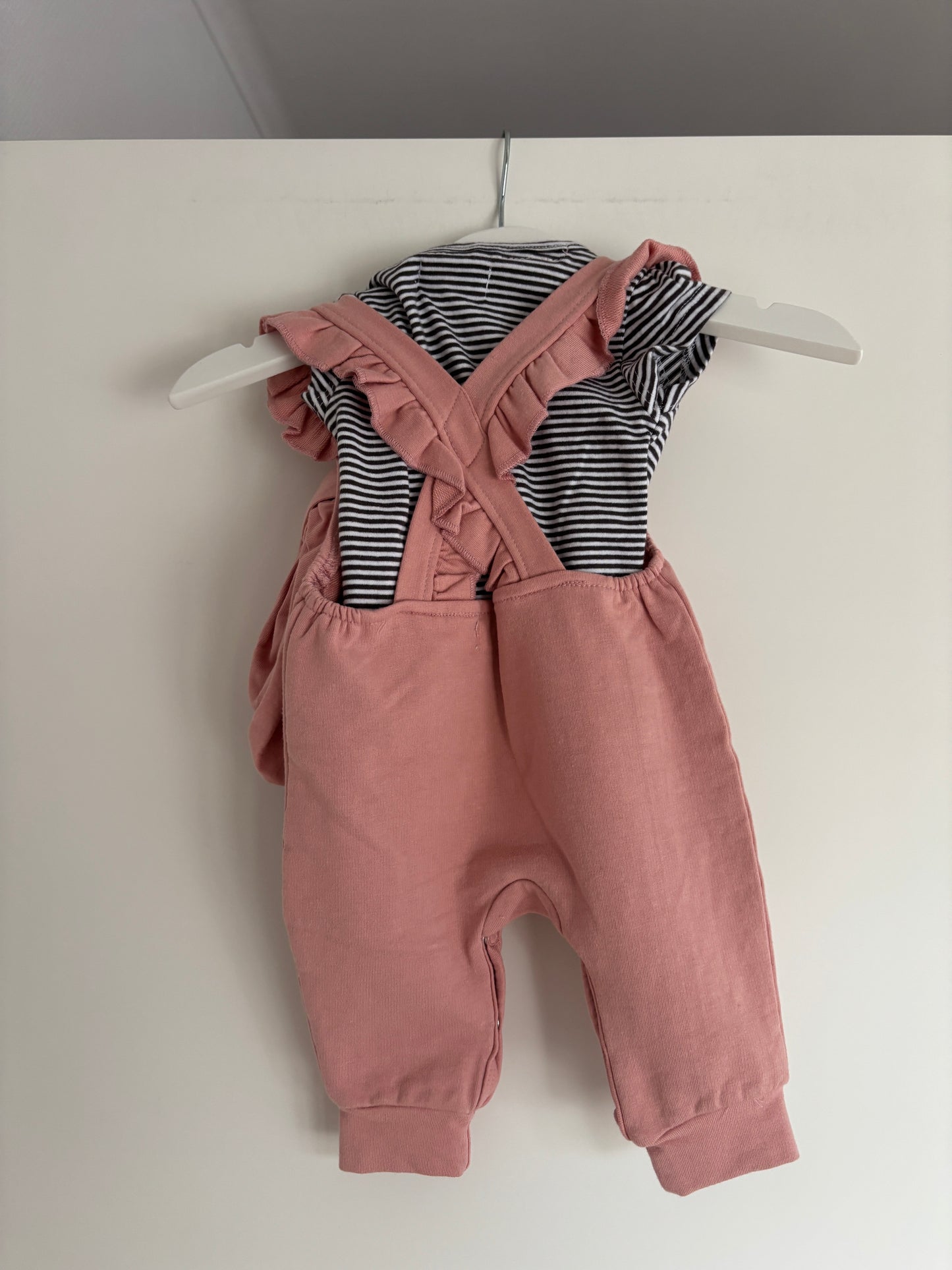 Setje: roze salopette en gestreepte t-shirt