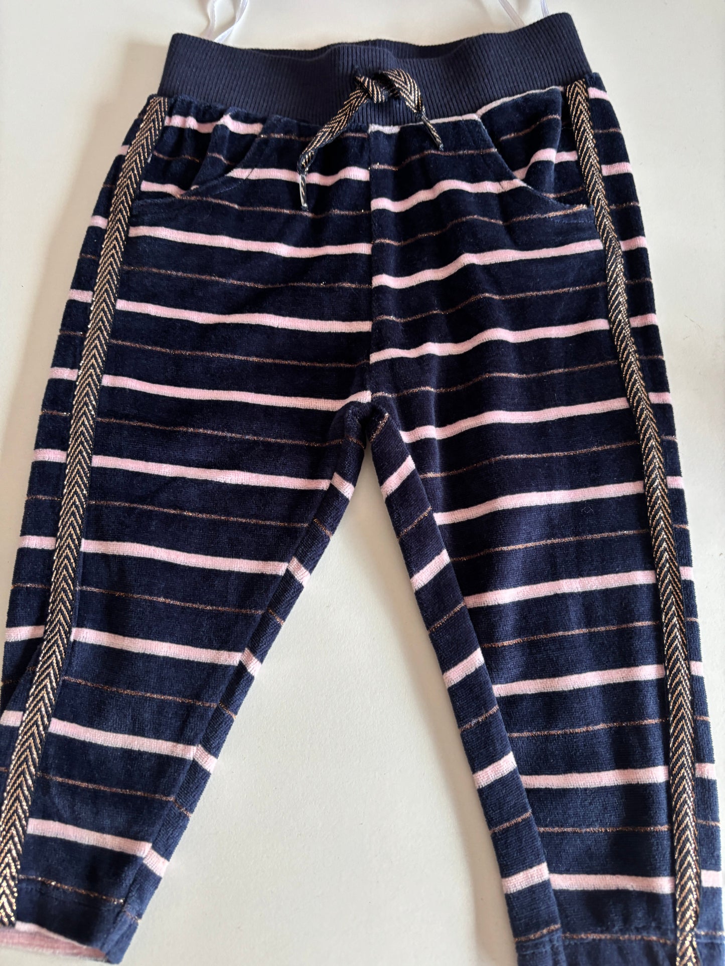 Setje: gestreepte vest en broekje en roze longsleeve