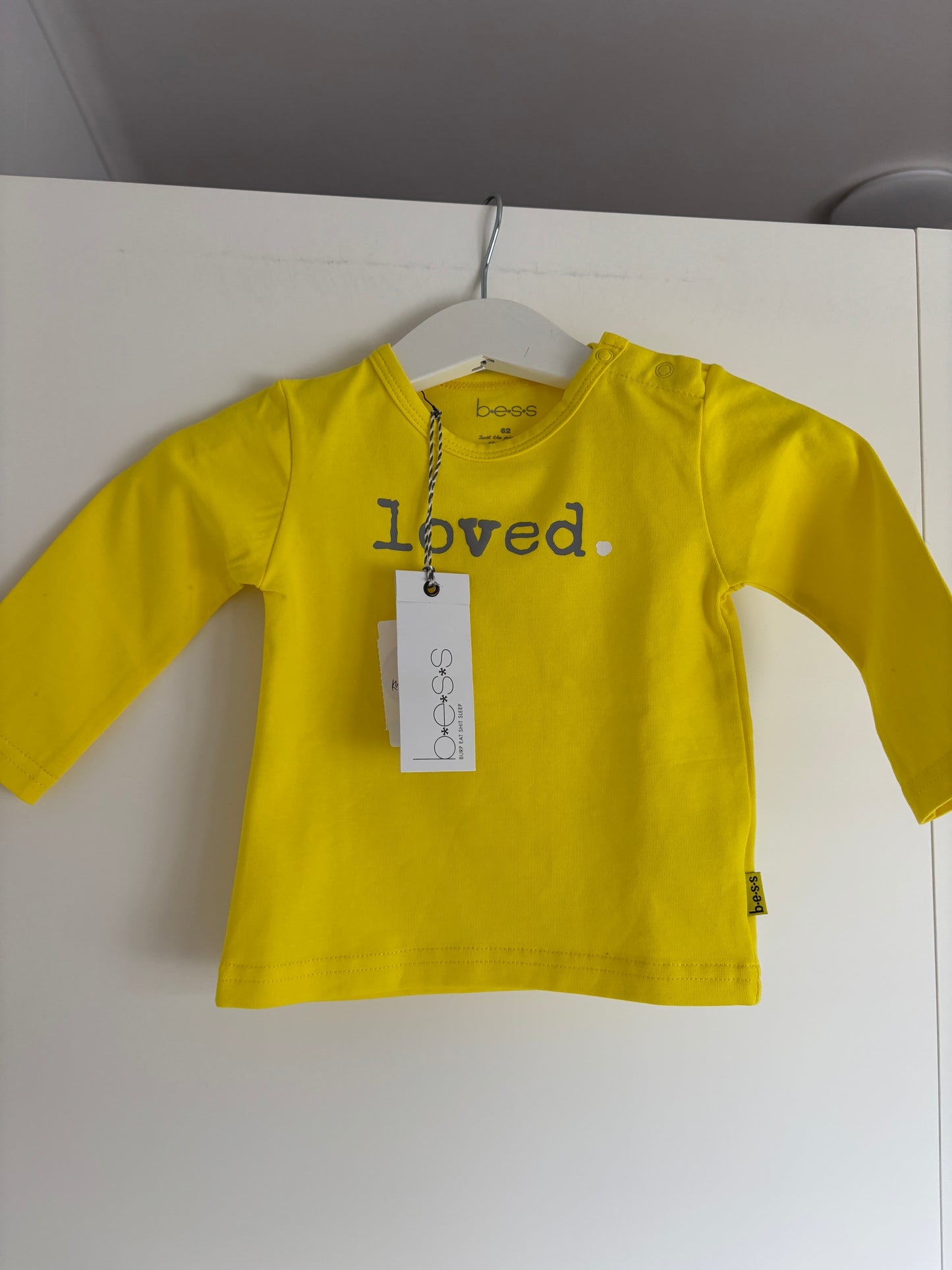 Gele longsleeve "Loved."