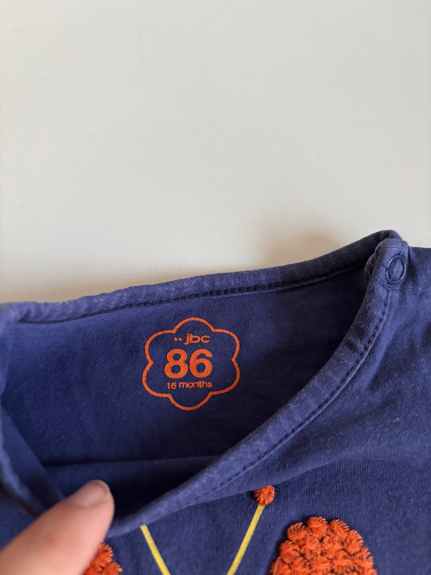 Donkerblauwe T-shirt met vlinder