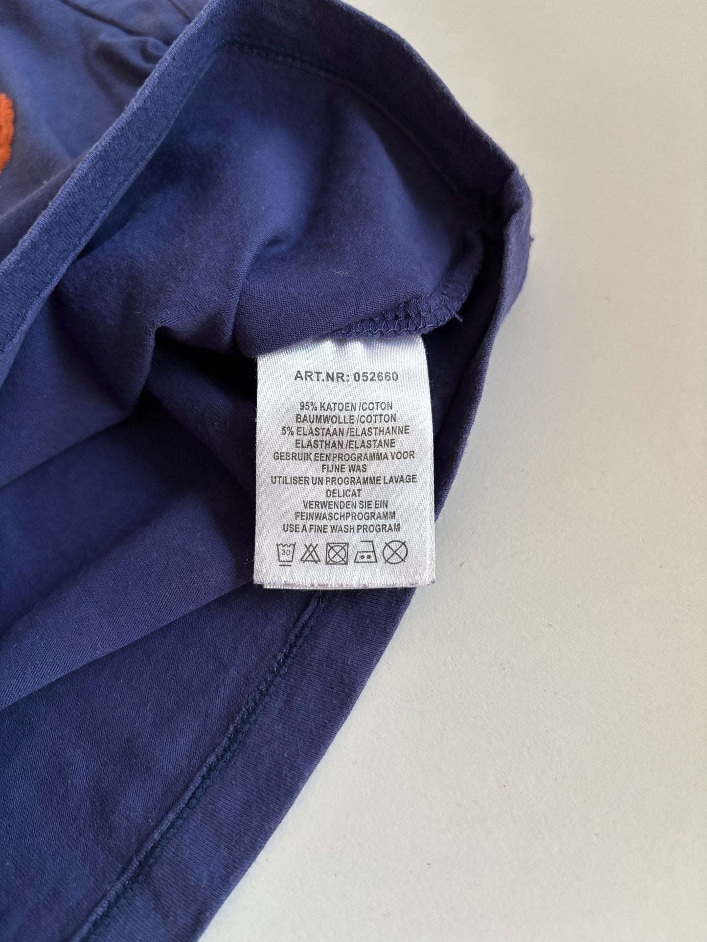 Donkerblauwe T-shirt met vlinder