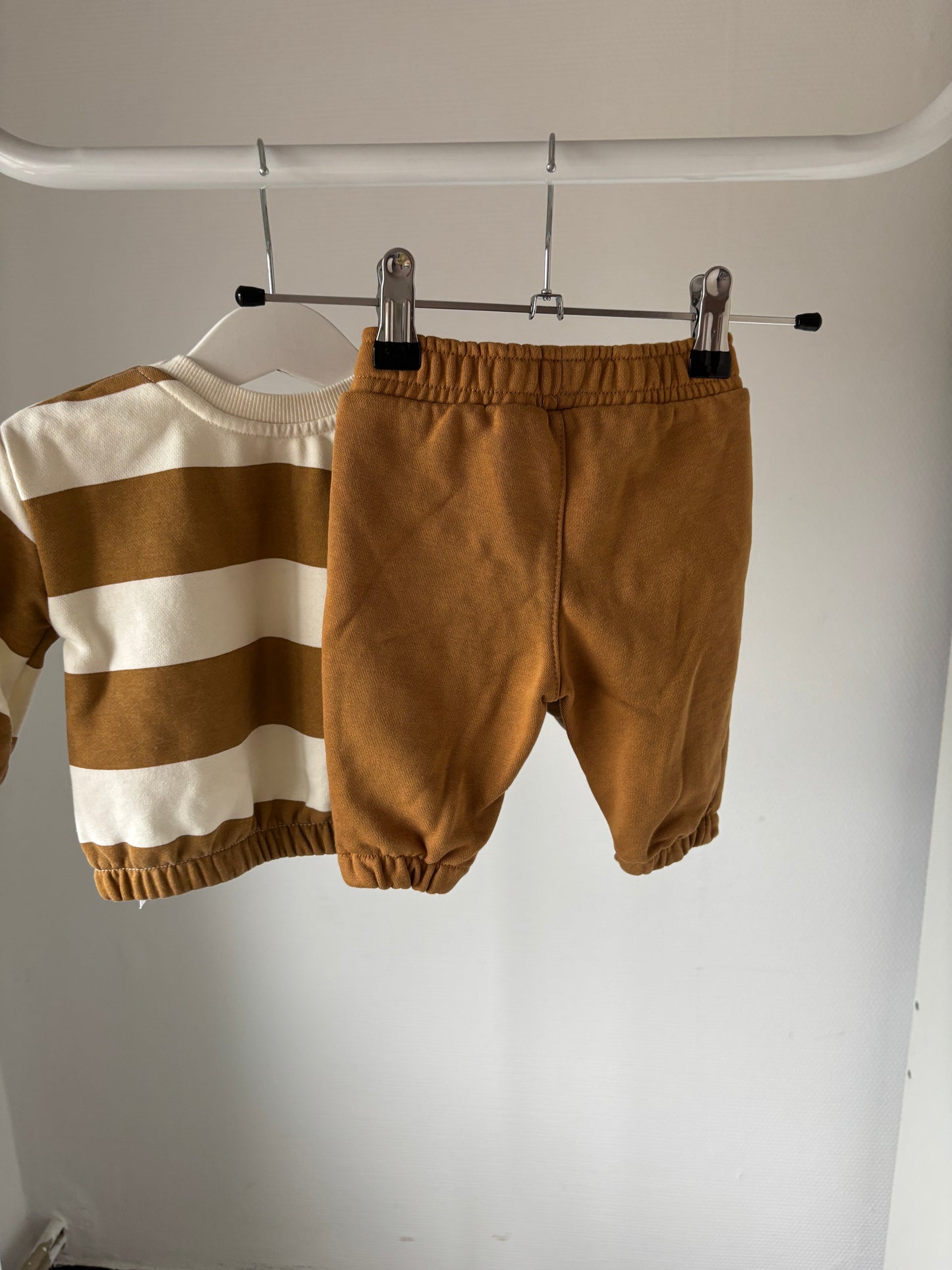 Setje: gestreept sweatertje en bruin broekje