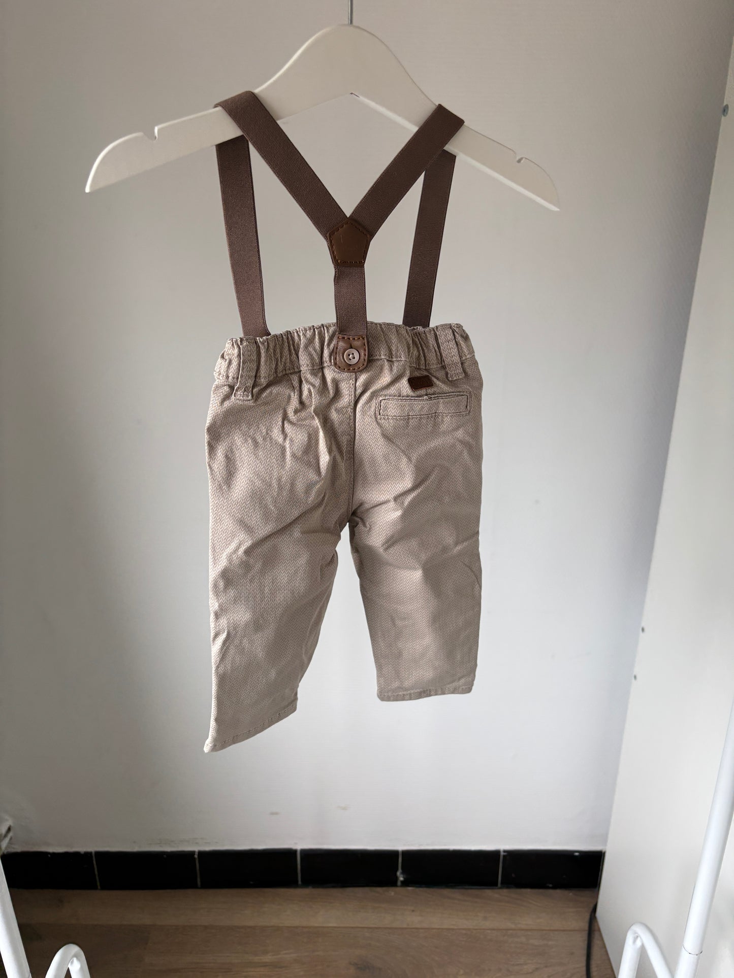 Beige geklede broek met bretellen