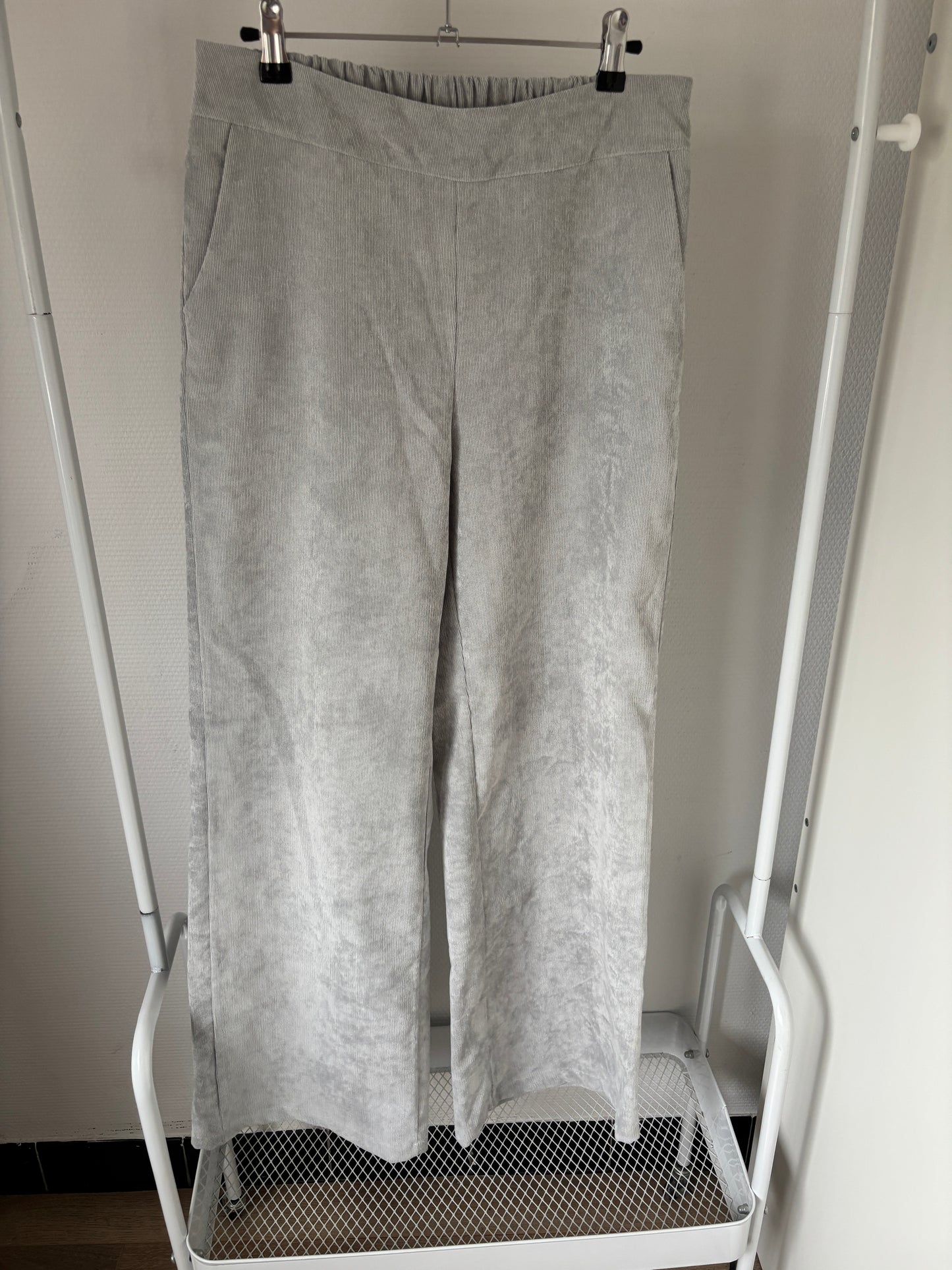Lichtgrijze ribfluwelen broek