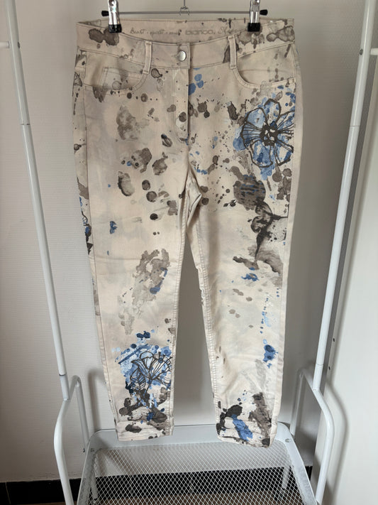Beige broek met blauwe bloemen