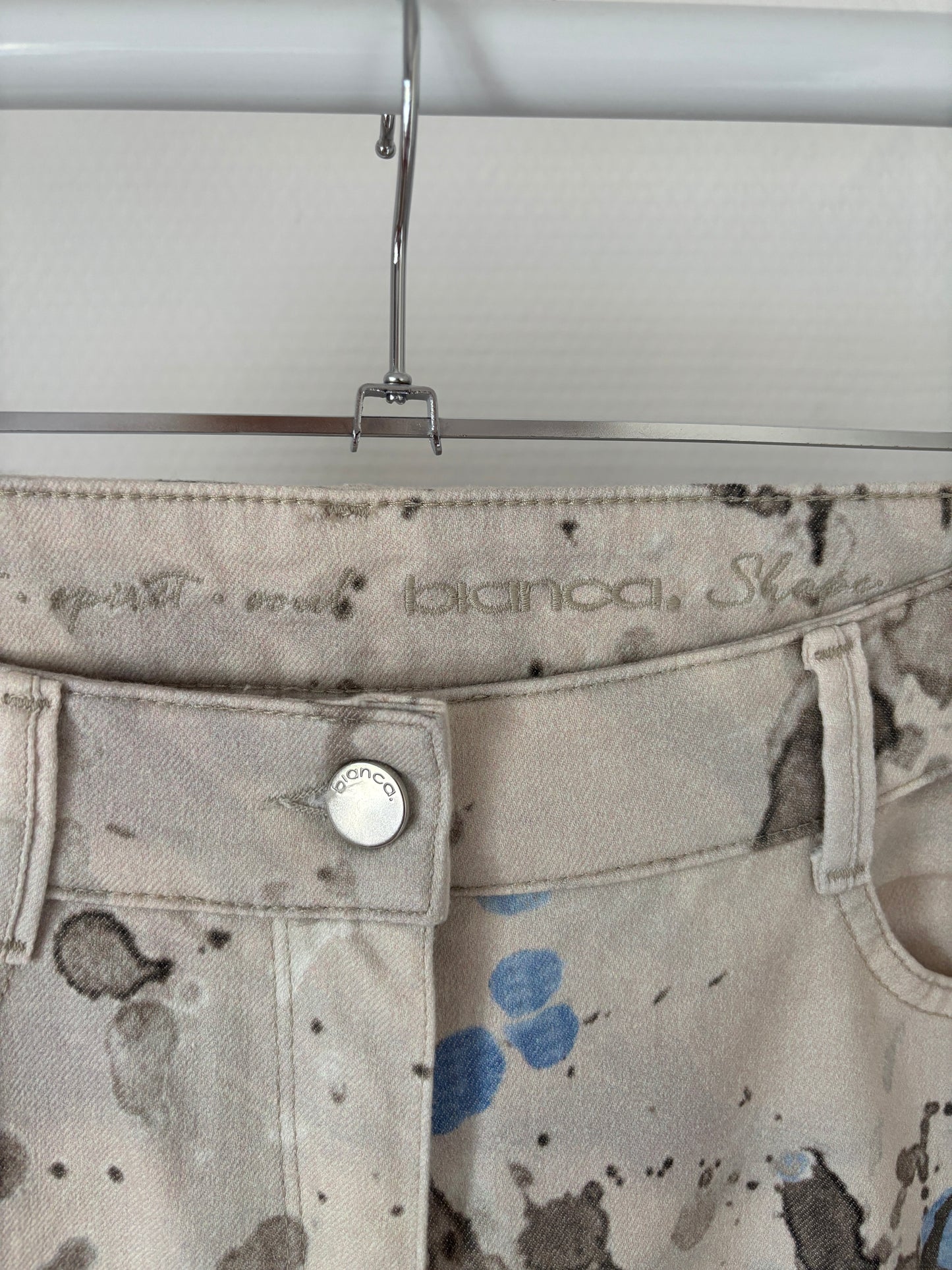 Beige broek met blauwe bloemen