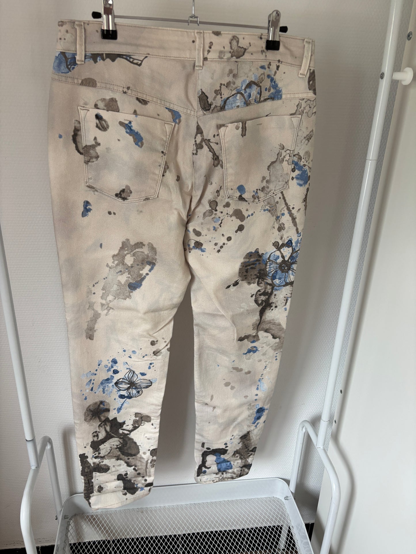 Beige broek met blauwe bloemen