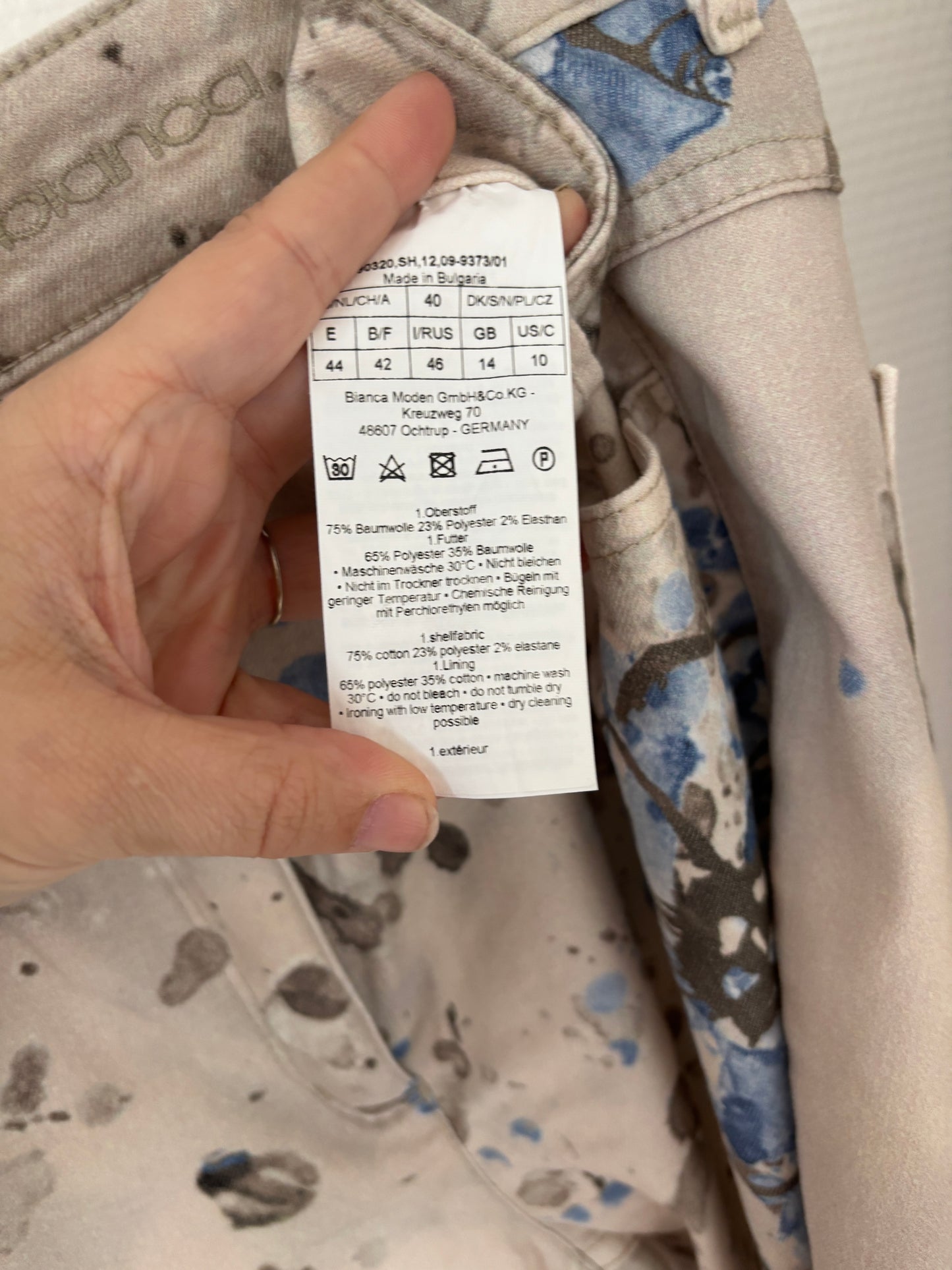 Beige broek met blauwe bloemen