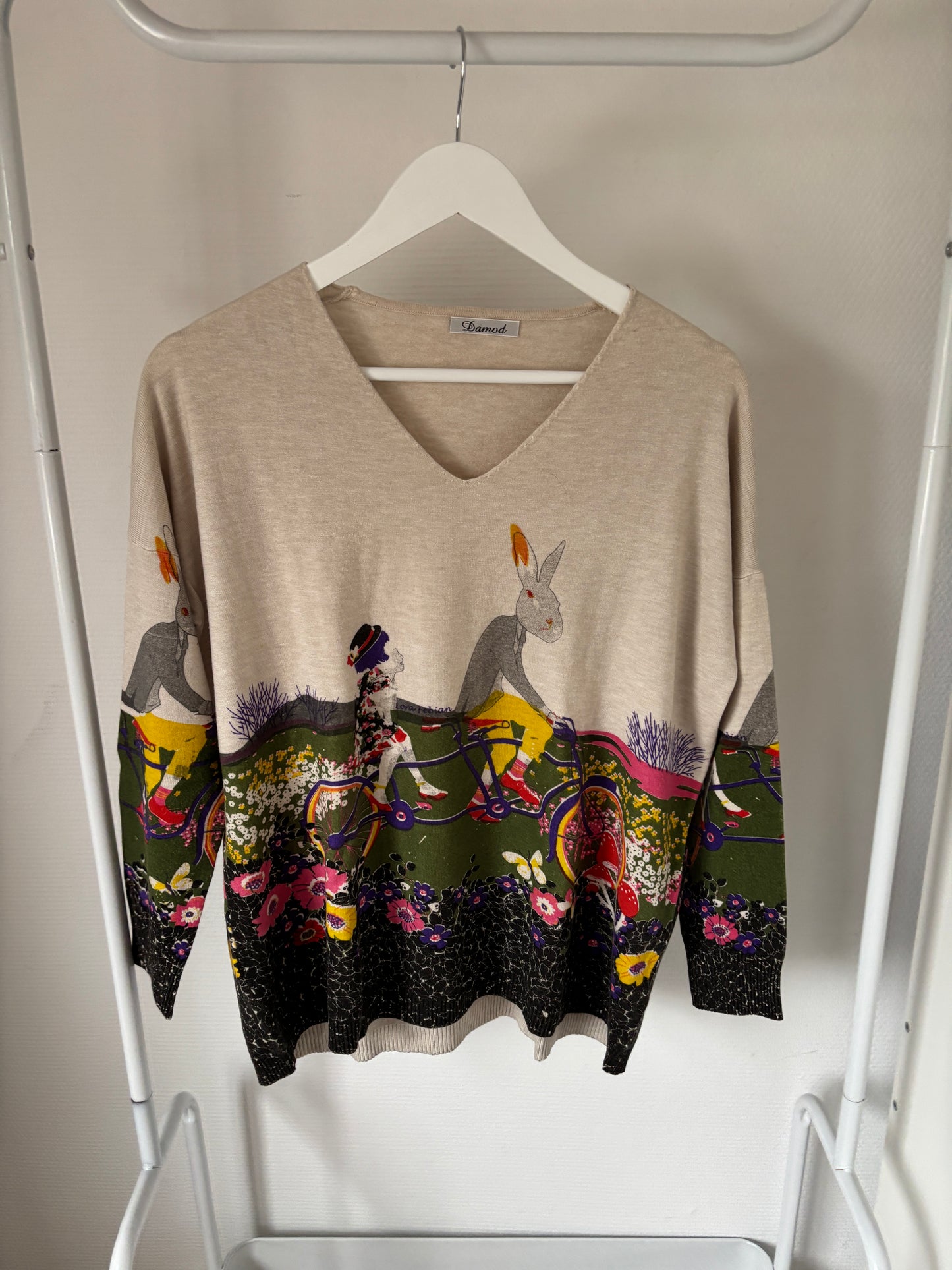 Crèmekleurige trui met fietsende diertjes