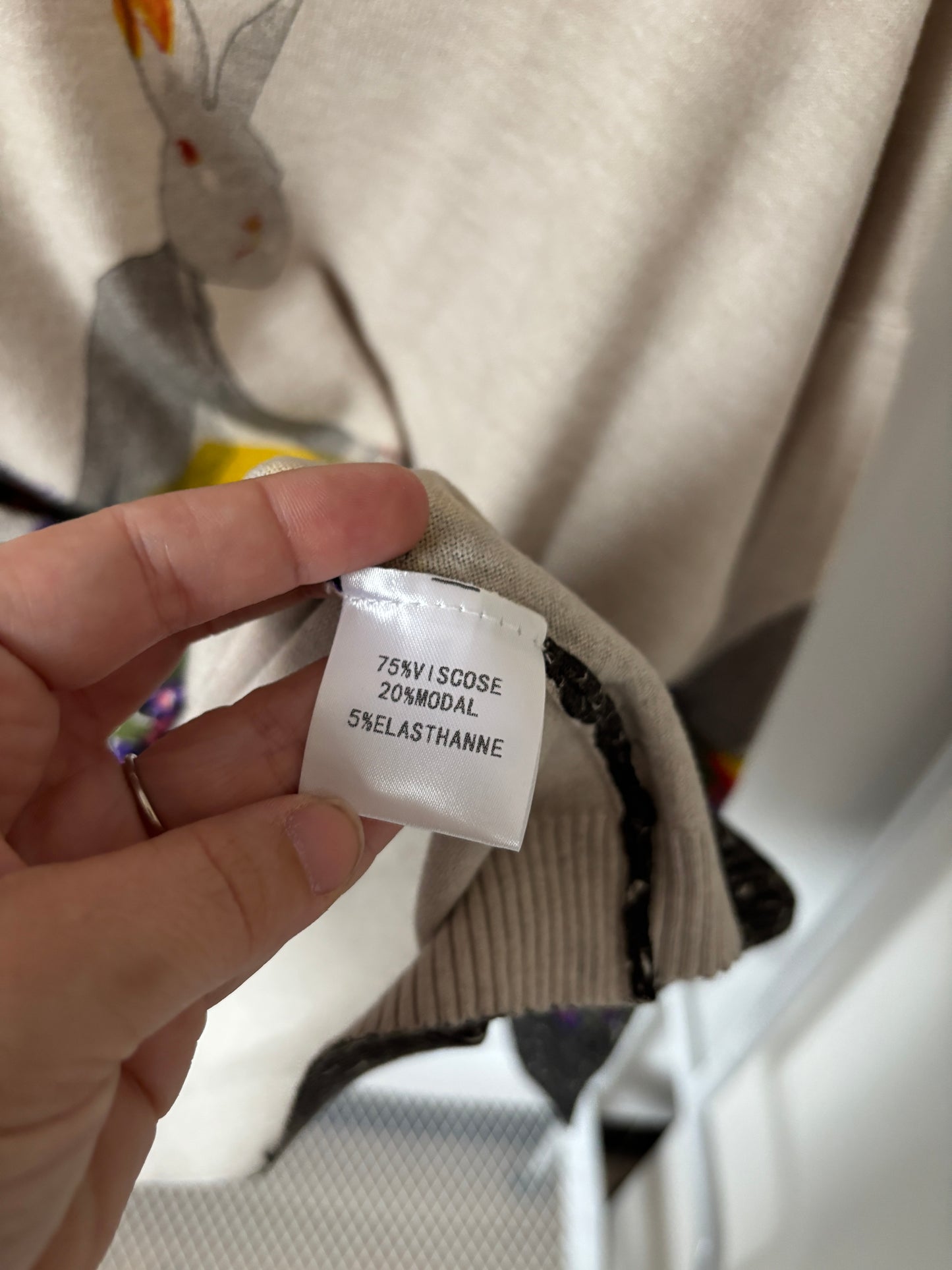 Crèmekleurige trui met fietsende diertjes