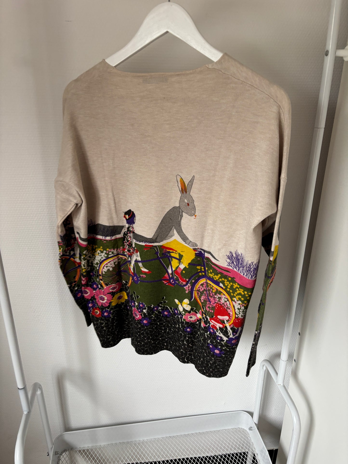 Crèmekleurige trui met fietsende diertjes