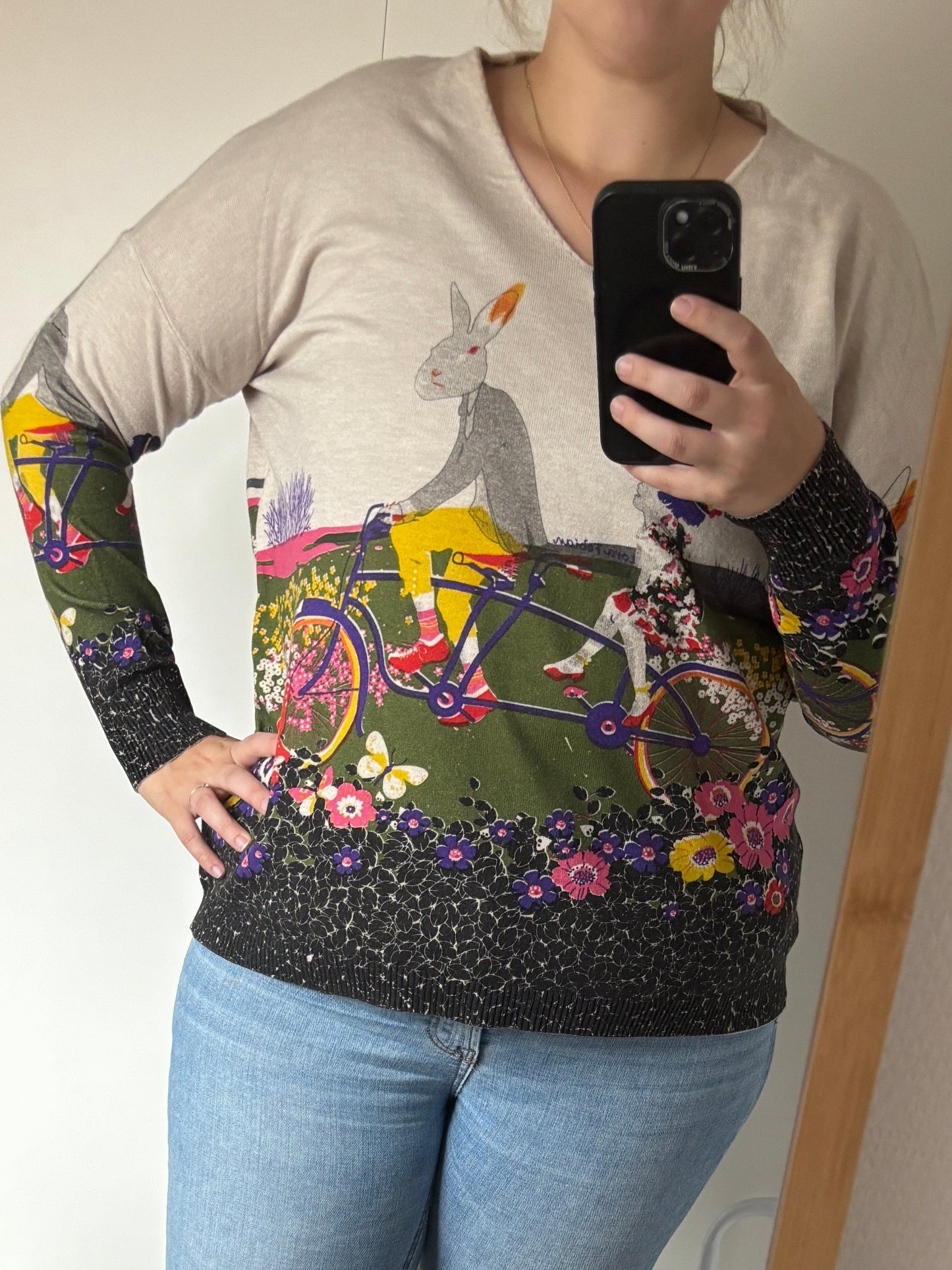 Crèmekleurige trui met fietsende diertjes