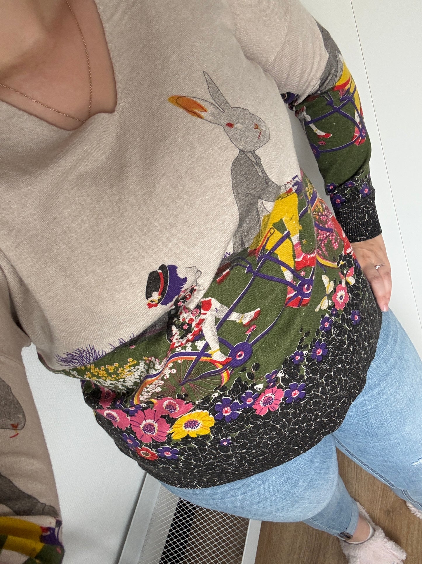 Crèmekleurige trui met fietsende diertjes