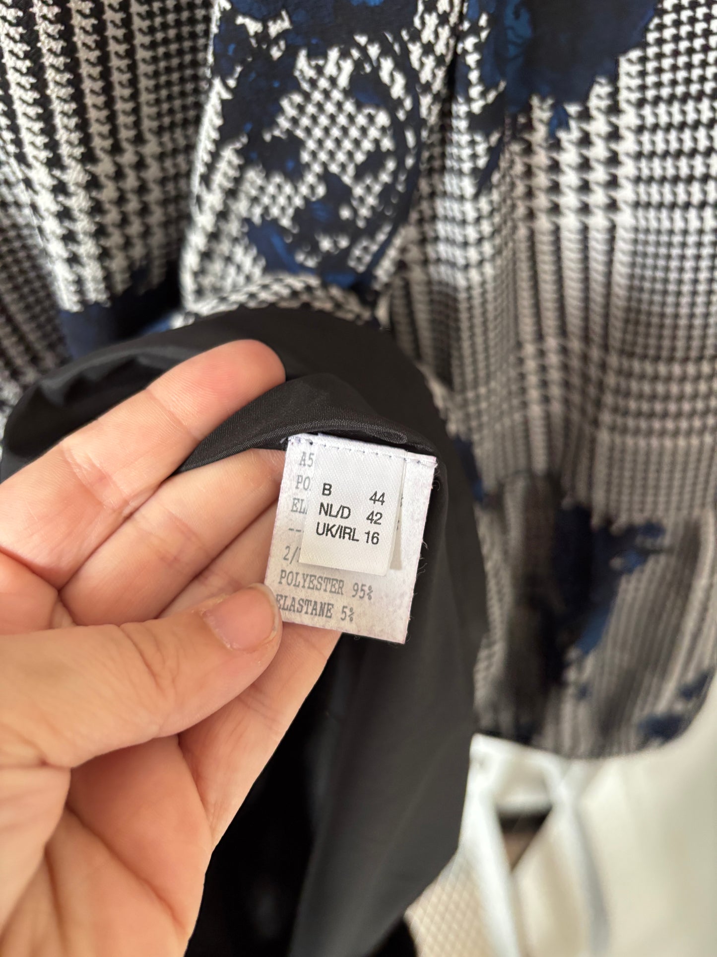 Geruite jurk met blauwe rozen